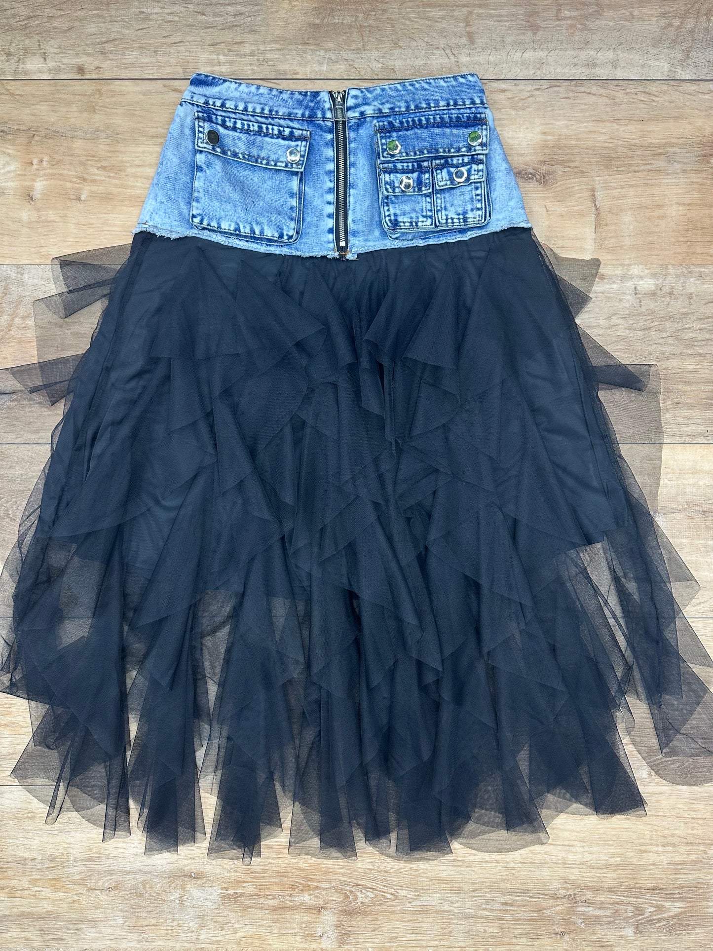 Falda de tul negra con detalles denim