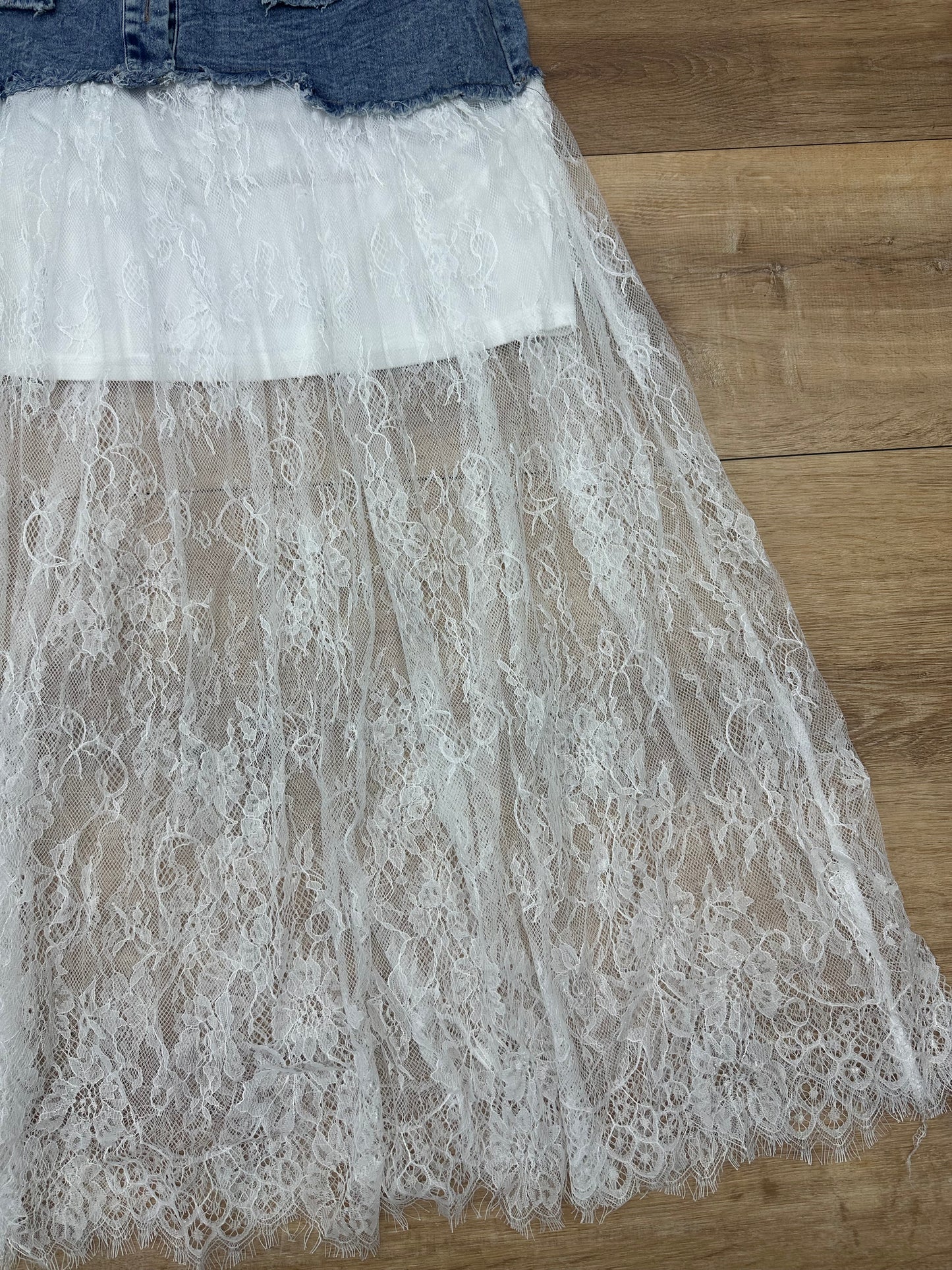 Falda tutu blanca, con detalles denim