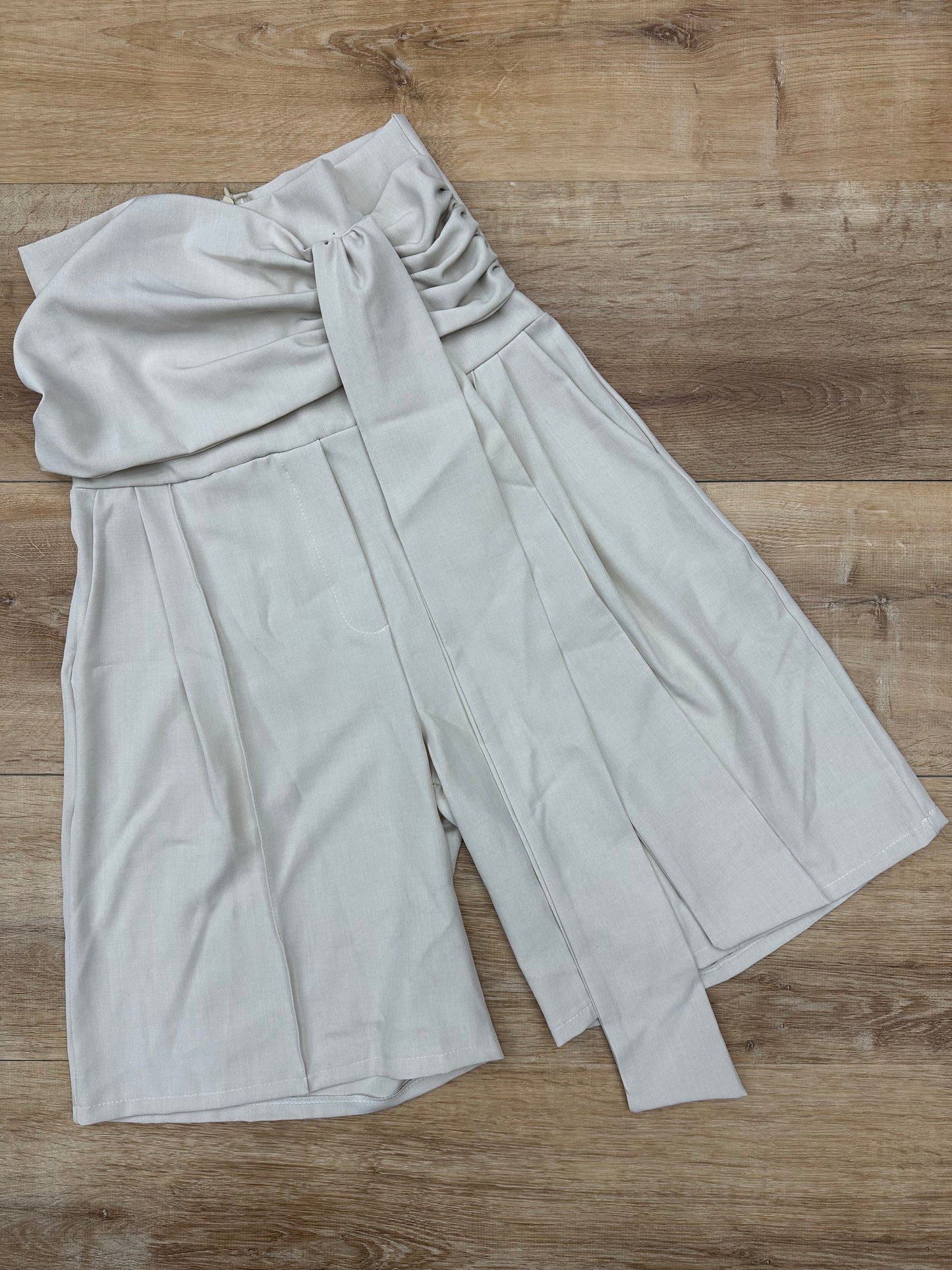 Pantalón color crema corto