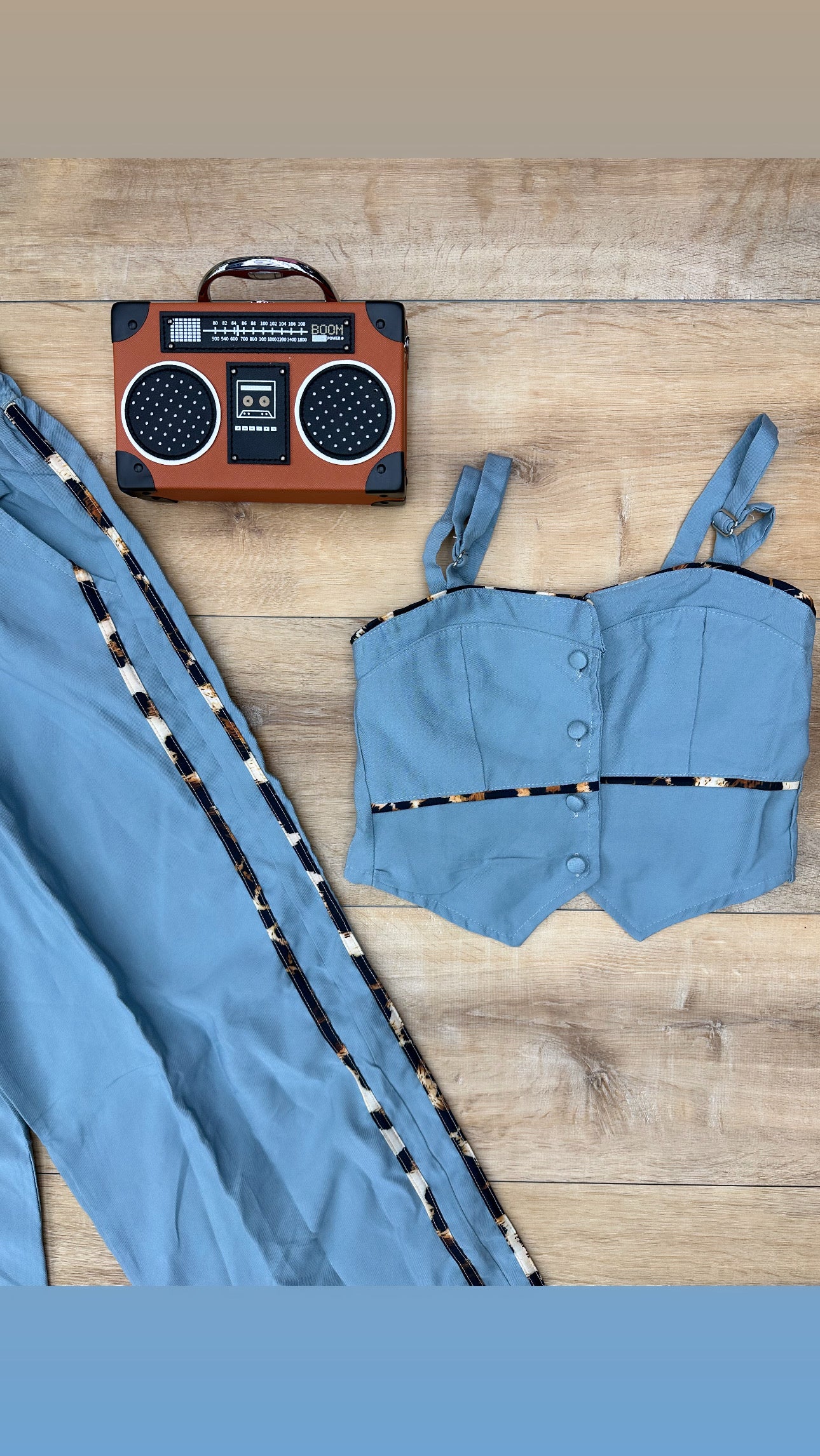 Set de manguilla y Pantalon color azul verdoso.