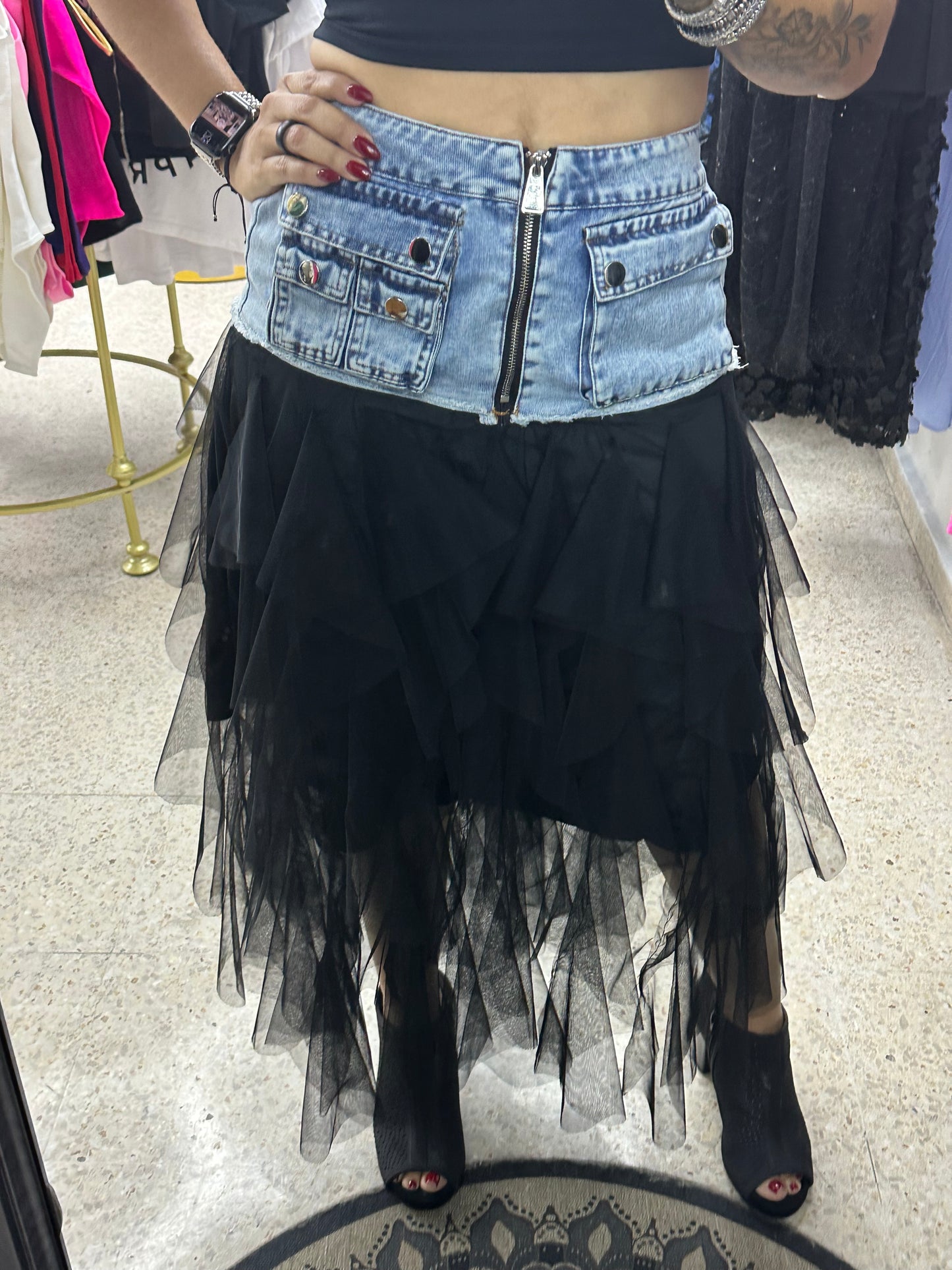 Falda de tul negra con detalles denim