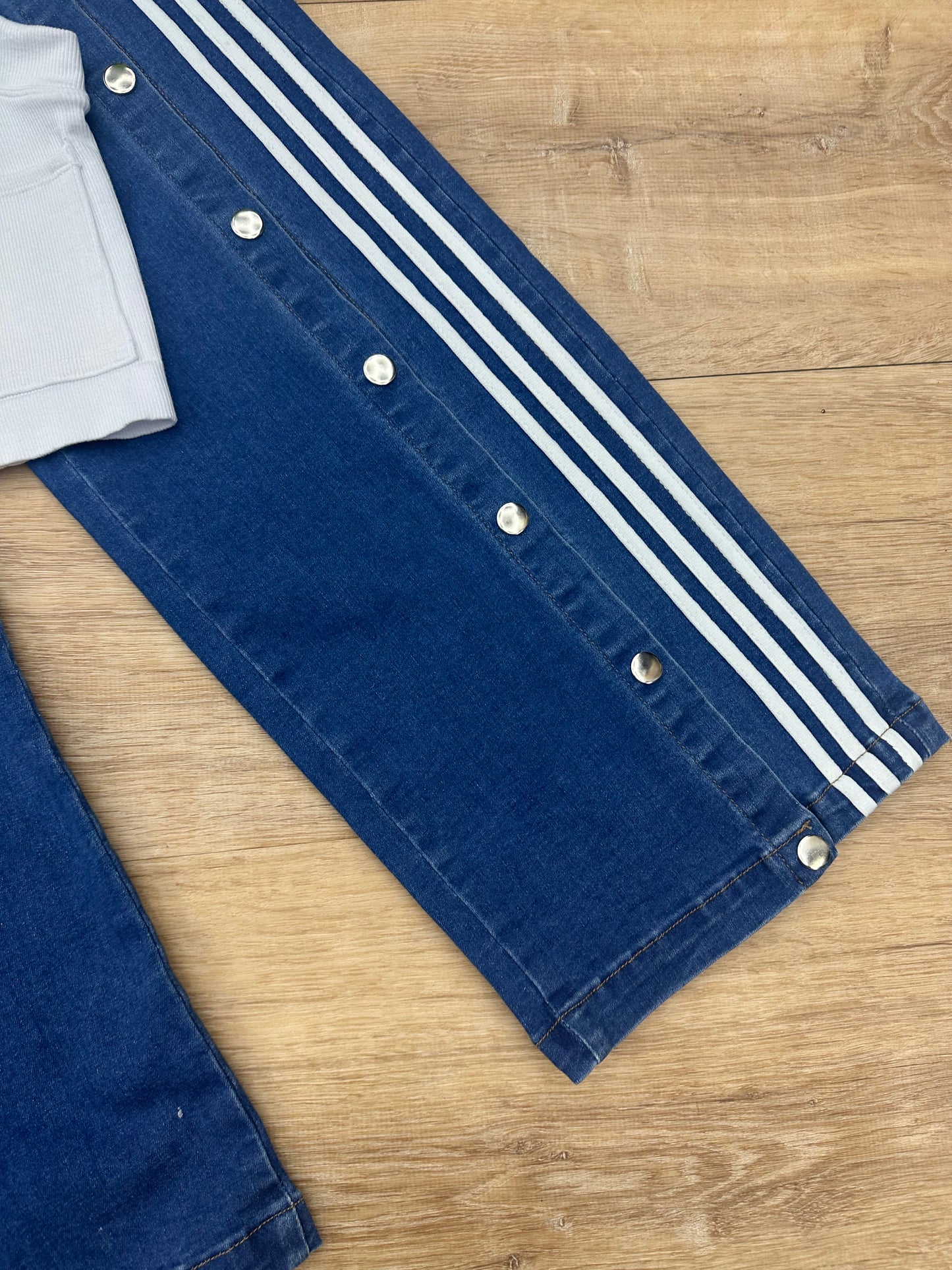 Blue pants with lines