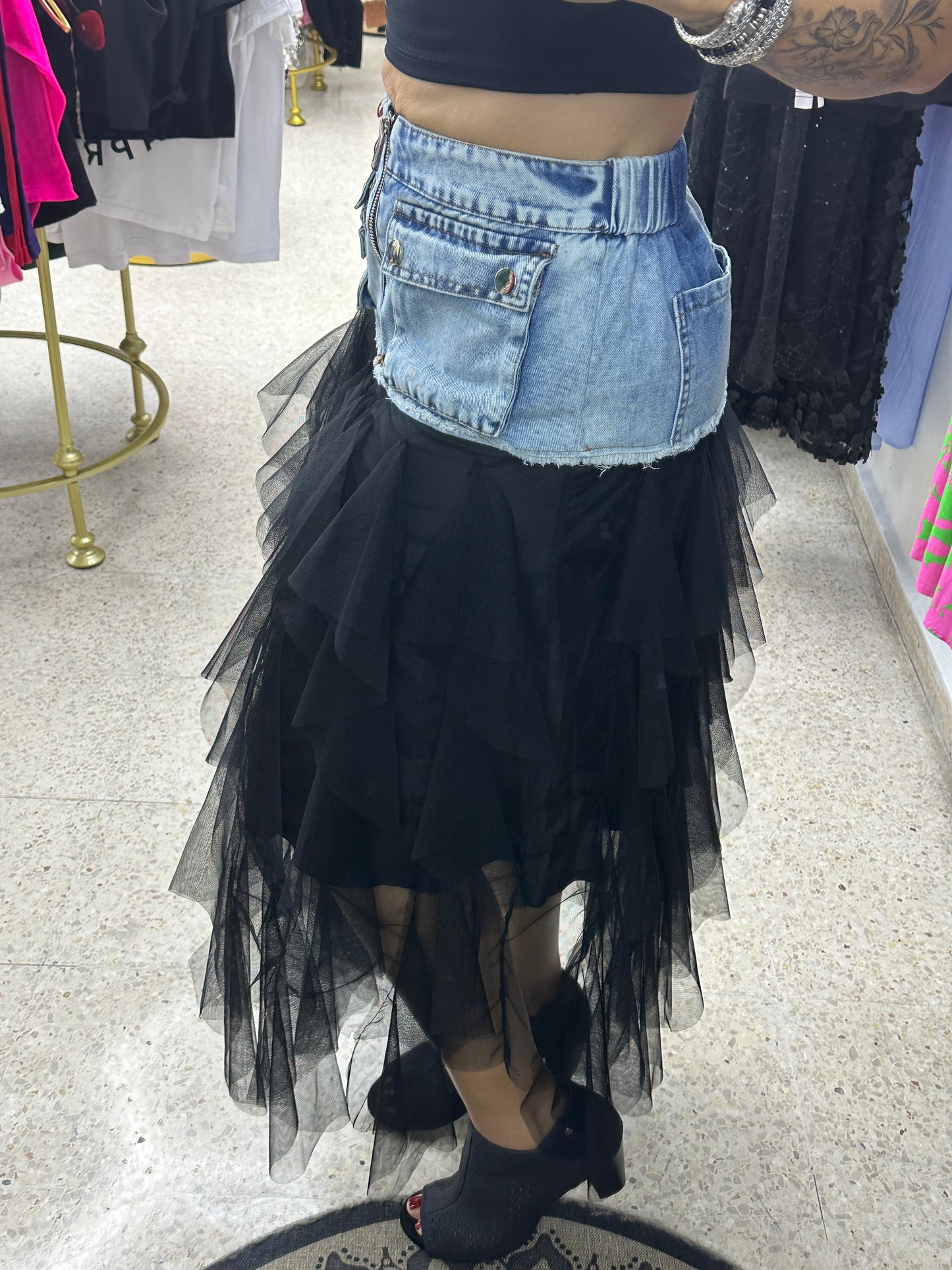 Falda de tul negra con detalles denim
