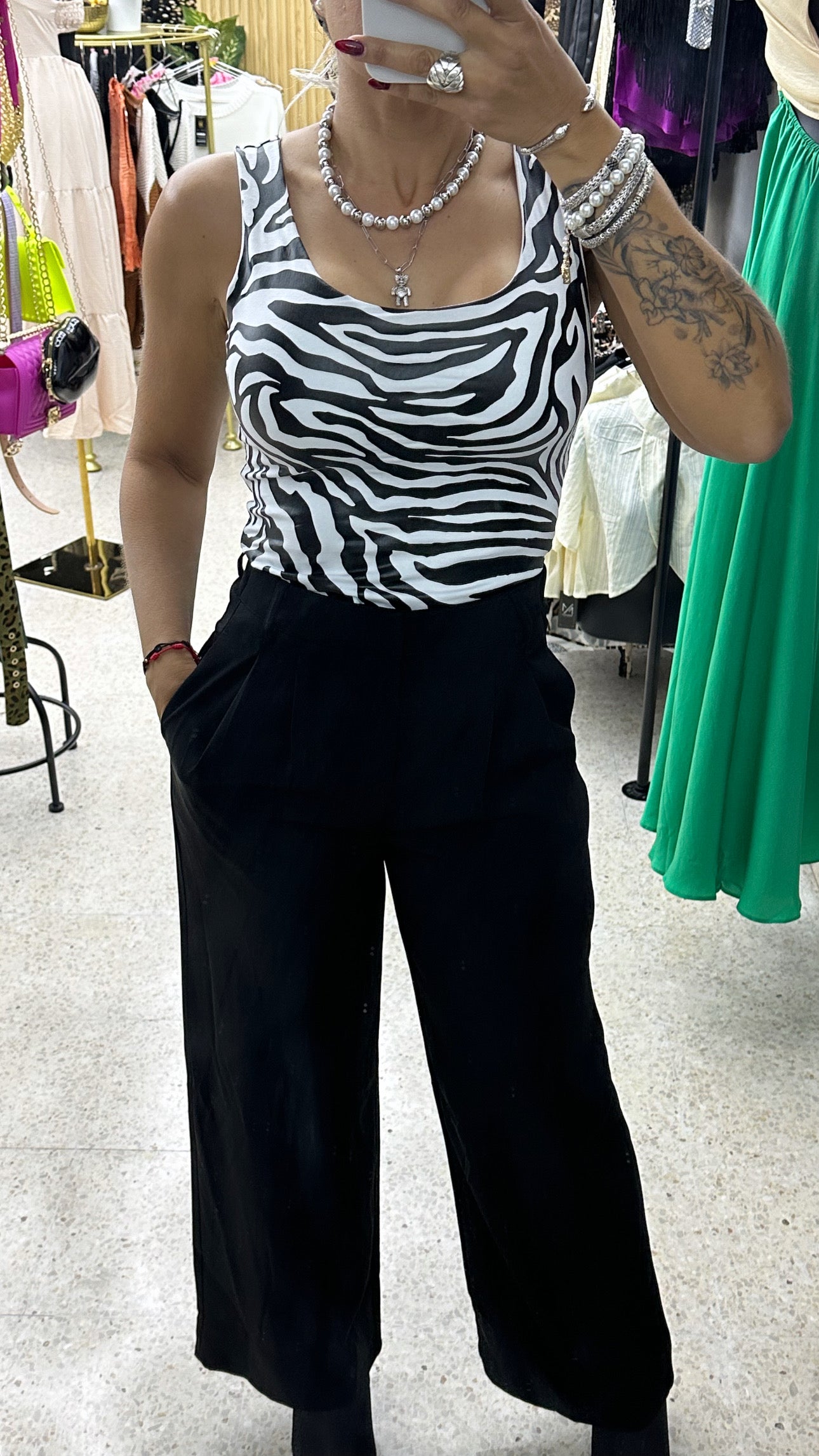 Top basic, simulando zebra blanca y negra, con detalles en piel.