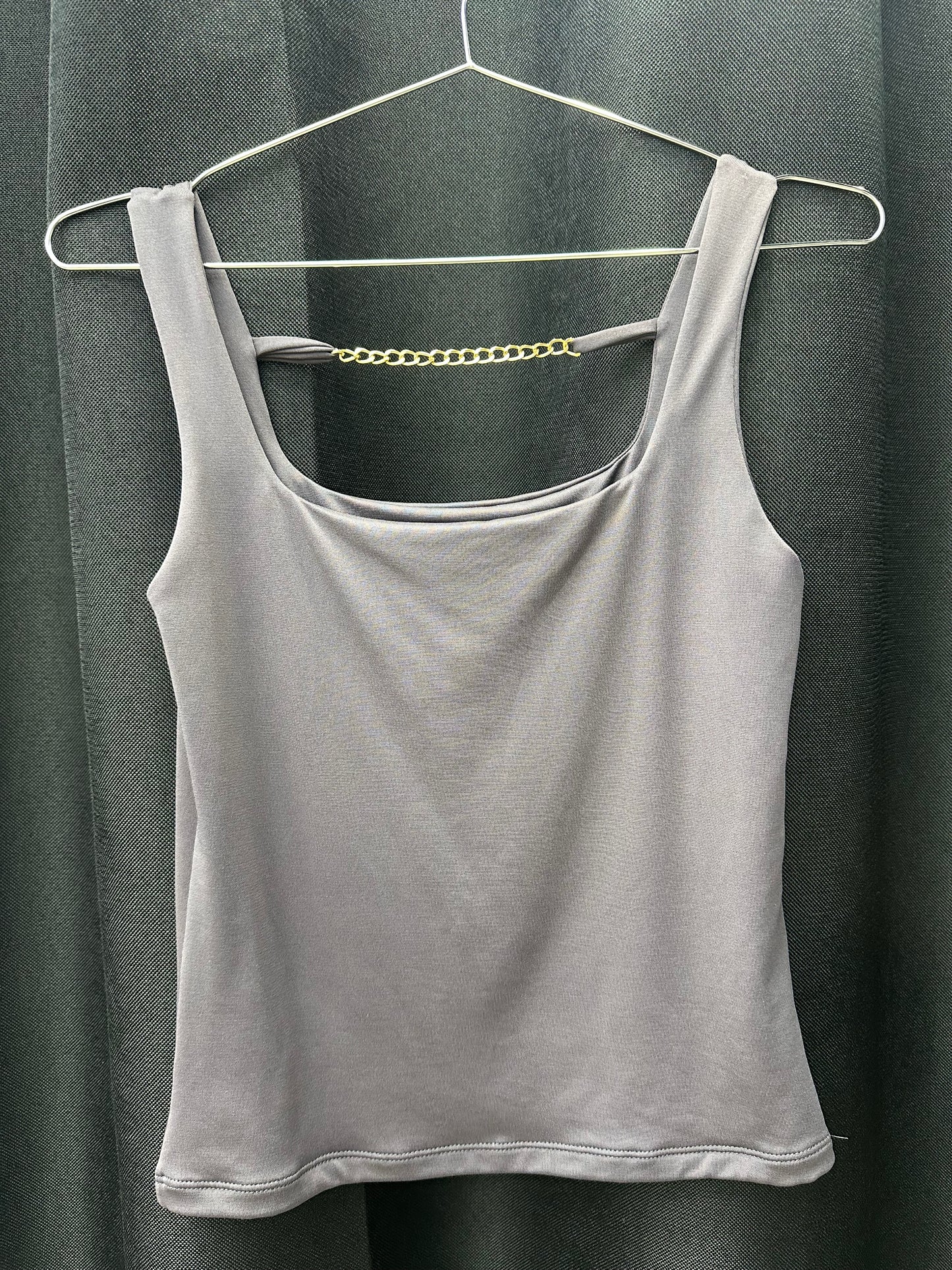 Blusa sin mangas d vestir. Color crema claro