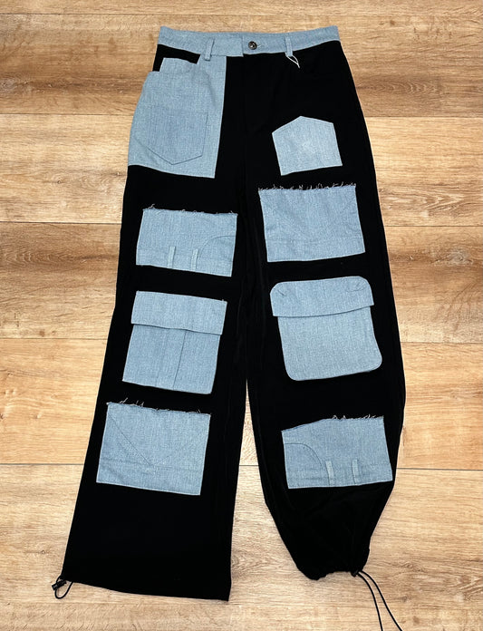 Pantalón cargo negro con detalles denim