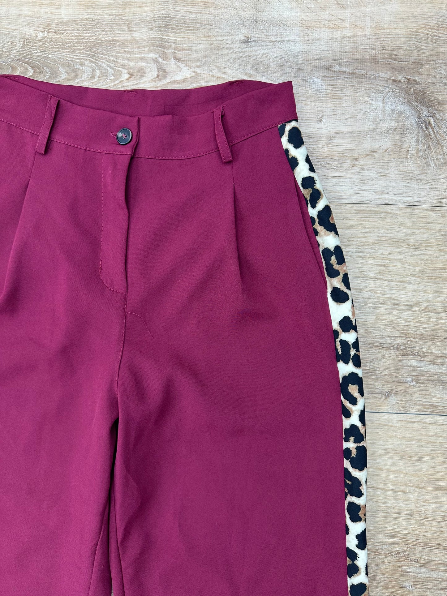 Pantalon color vino con detalles de animal print