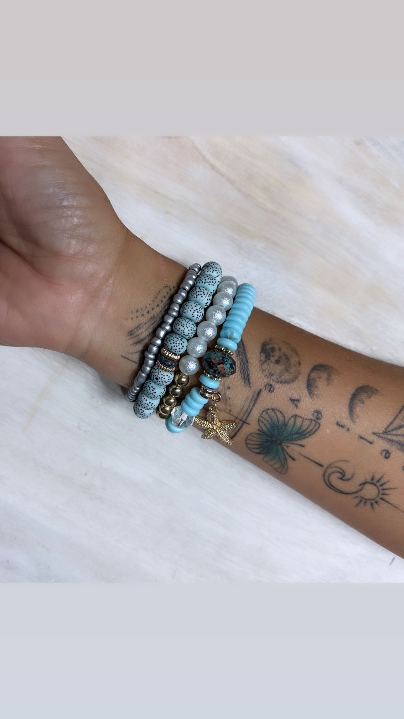 4 pulseras azul claro