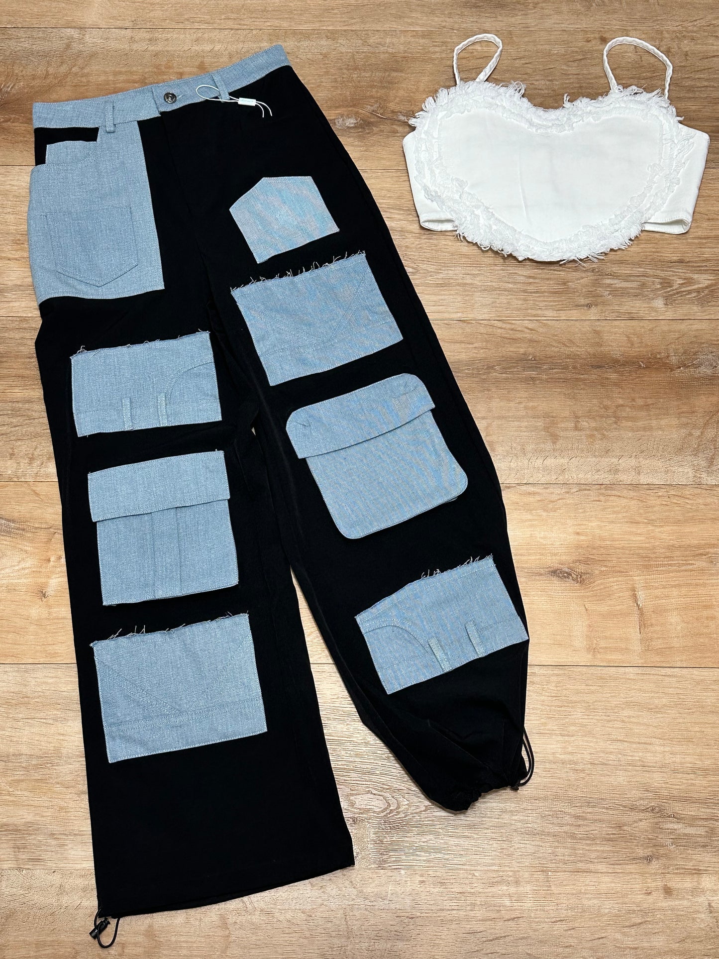 Pantalón cargo negro con detalles denim