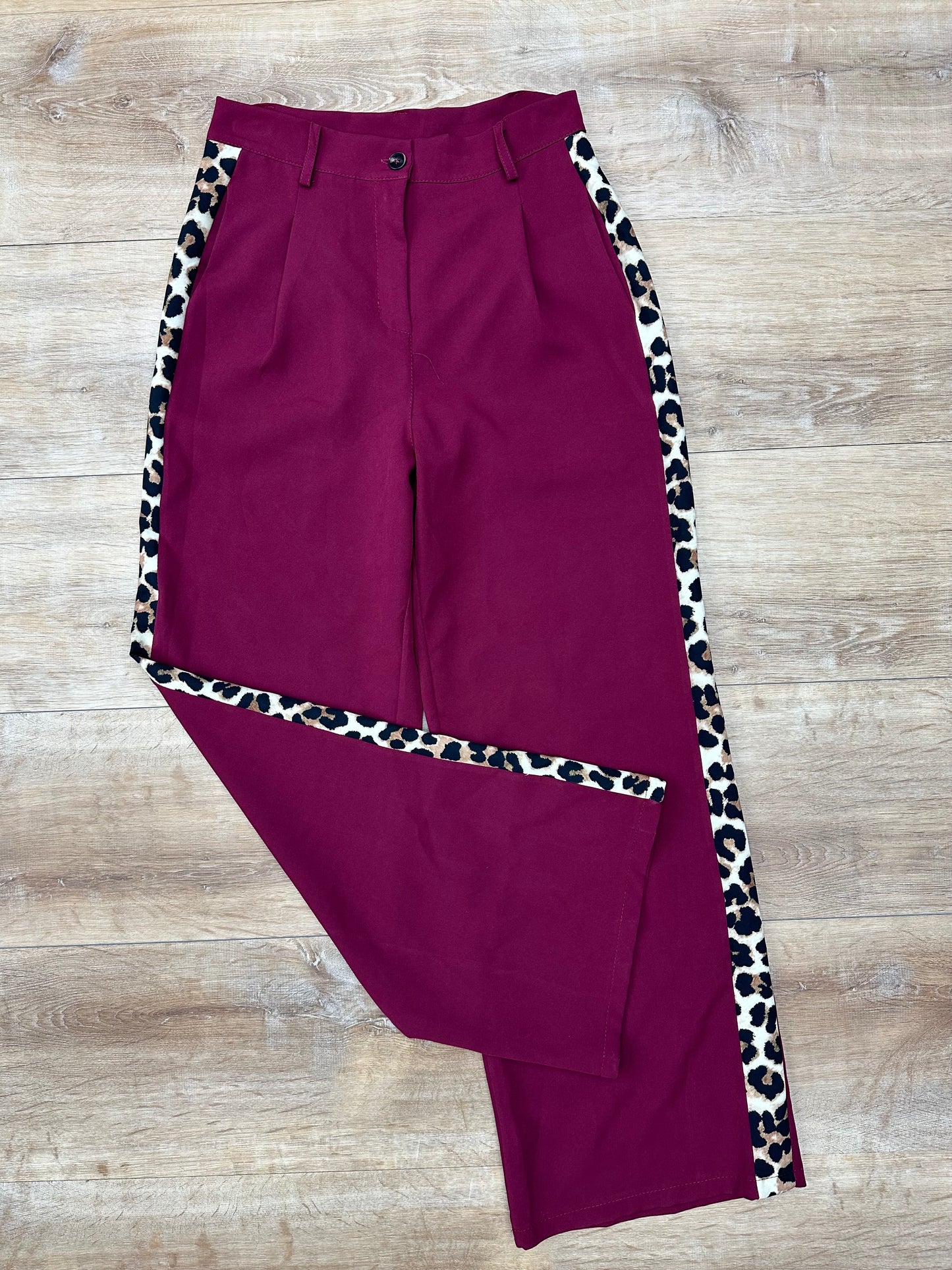 Pantalon color vino con detalles de animal print