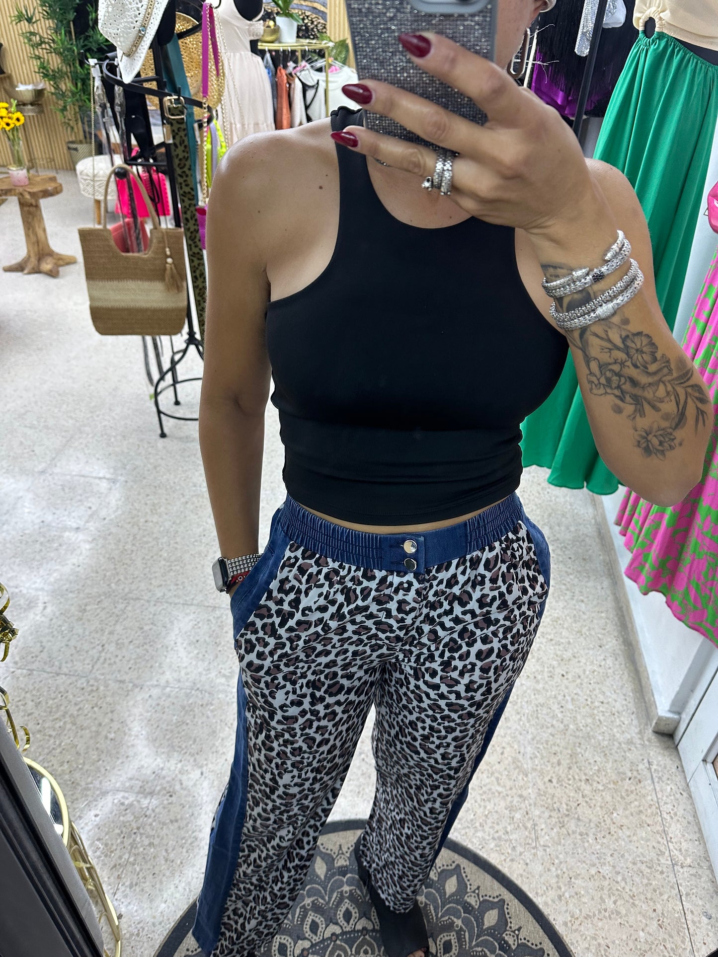 Pantalón animal print con detalles en denim