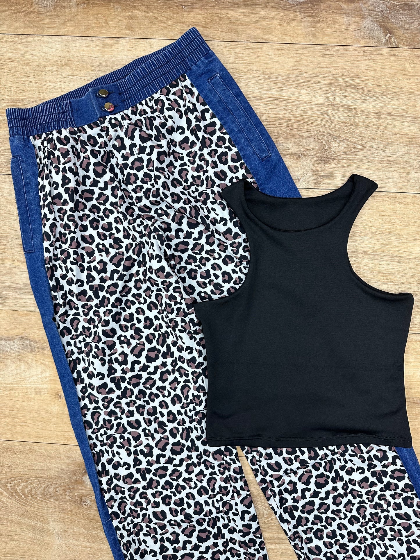 Pantalón animal print con detalles en denim