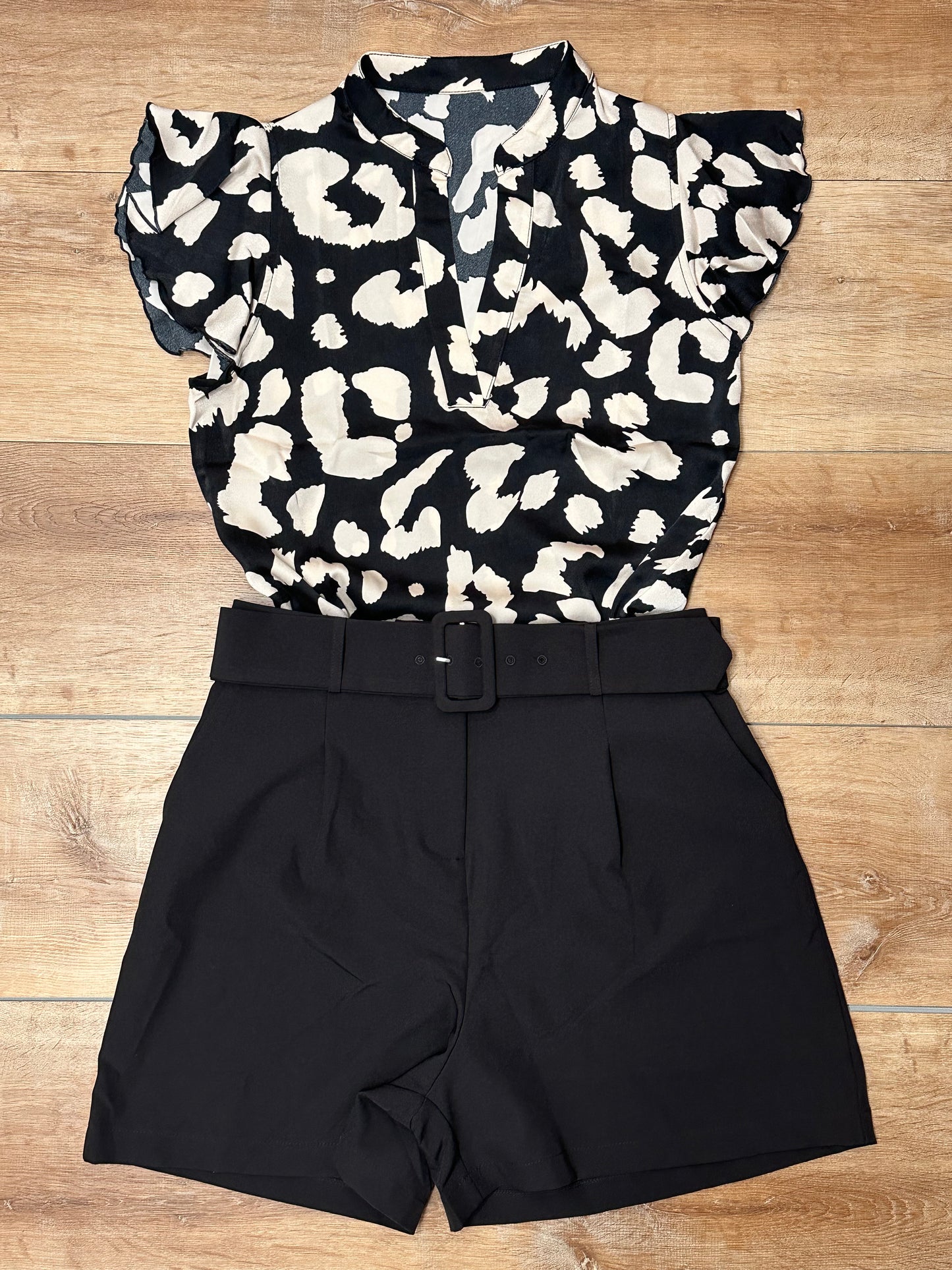 Blusa de animal print negra y crema