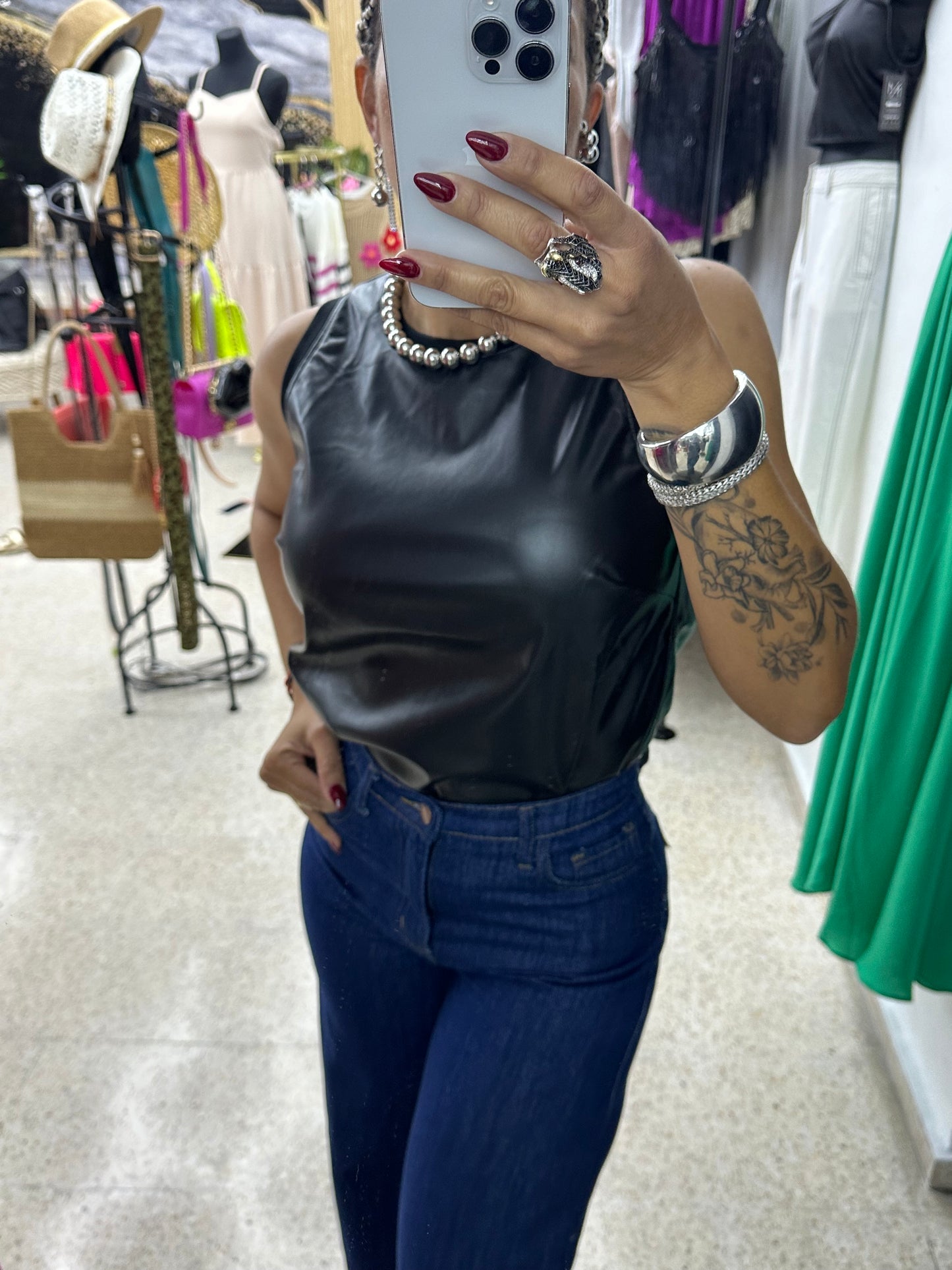 Top basic de cuero negra