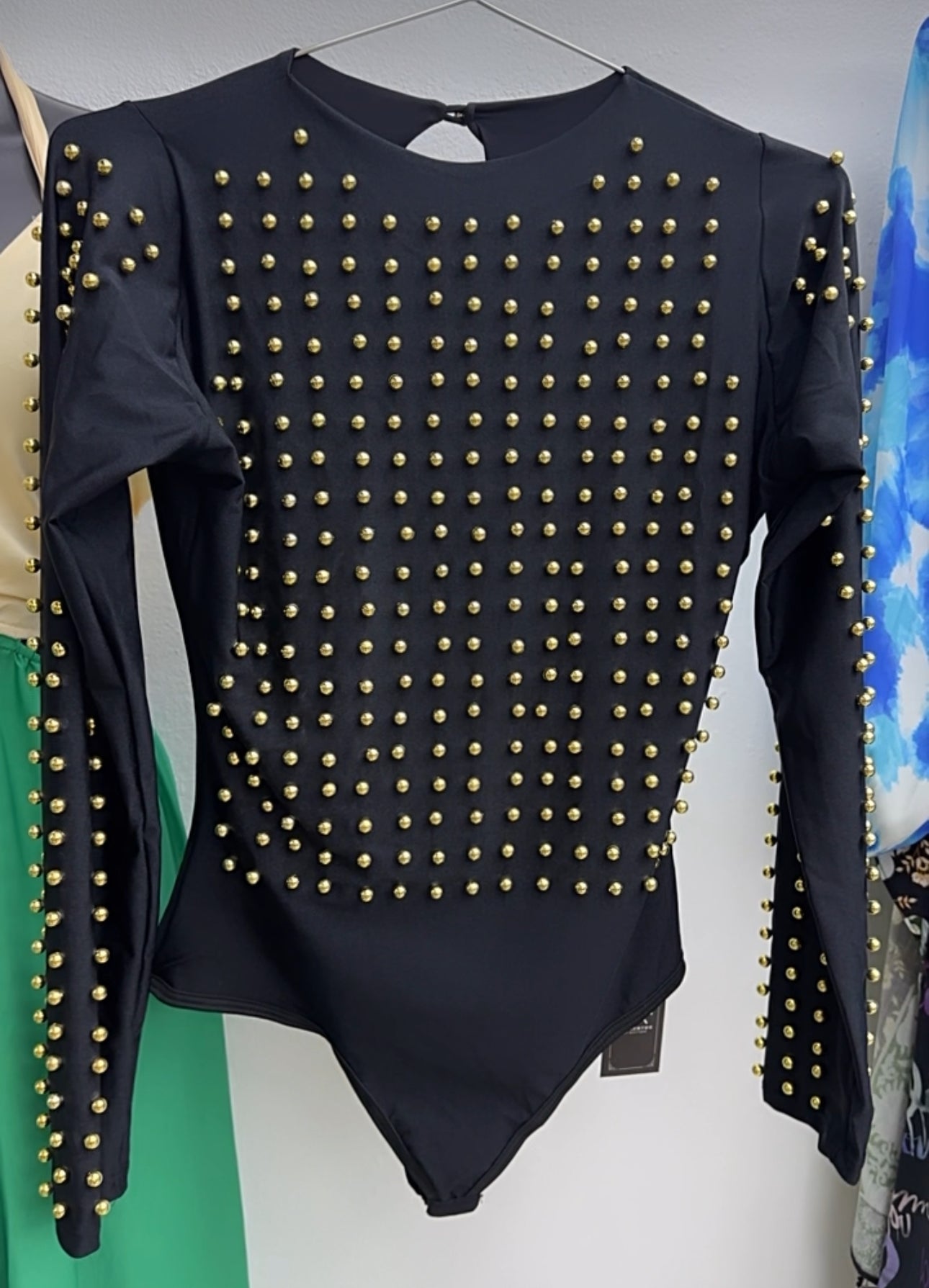 Bodysuit negro con detalles en oro