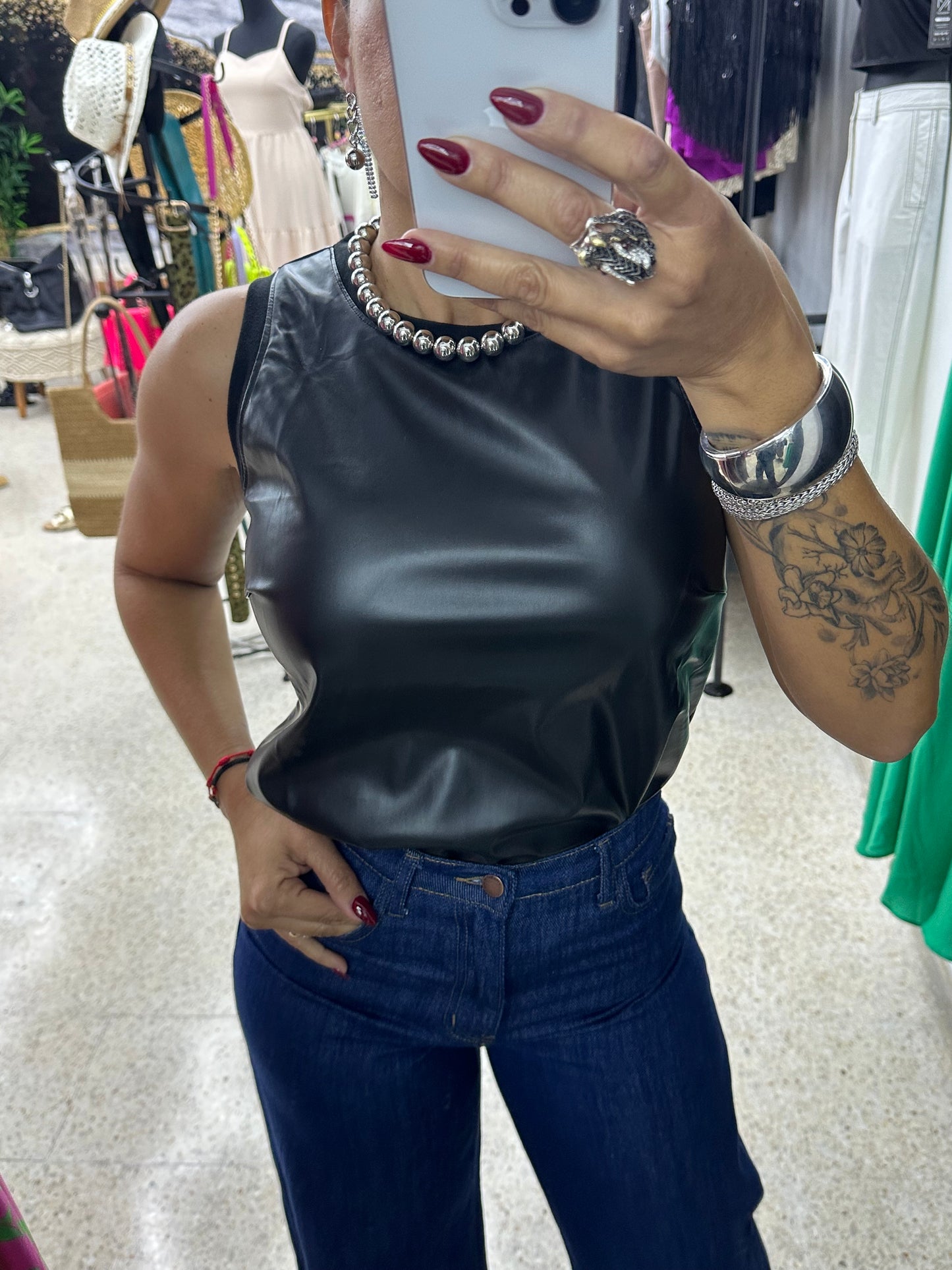 Top basic de cuero negra