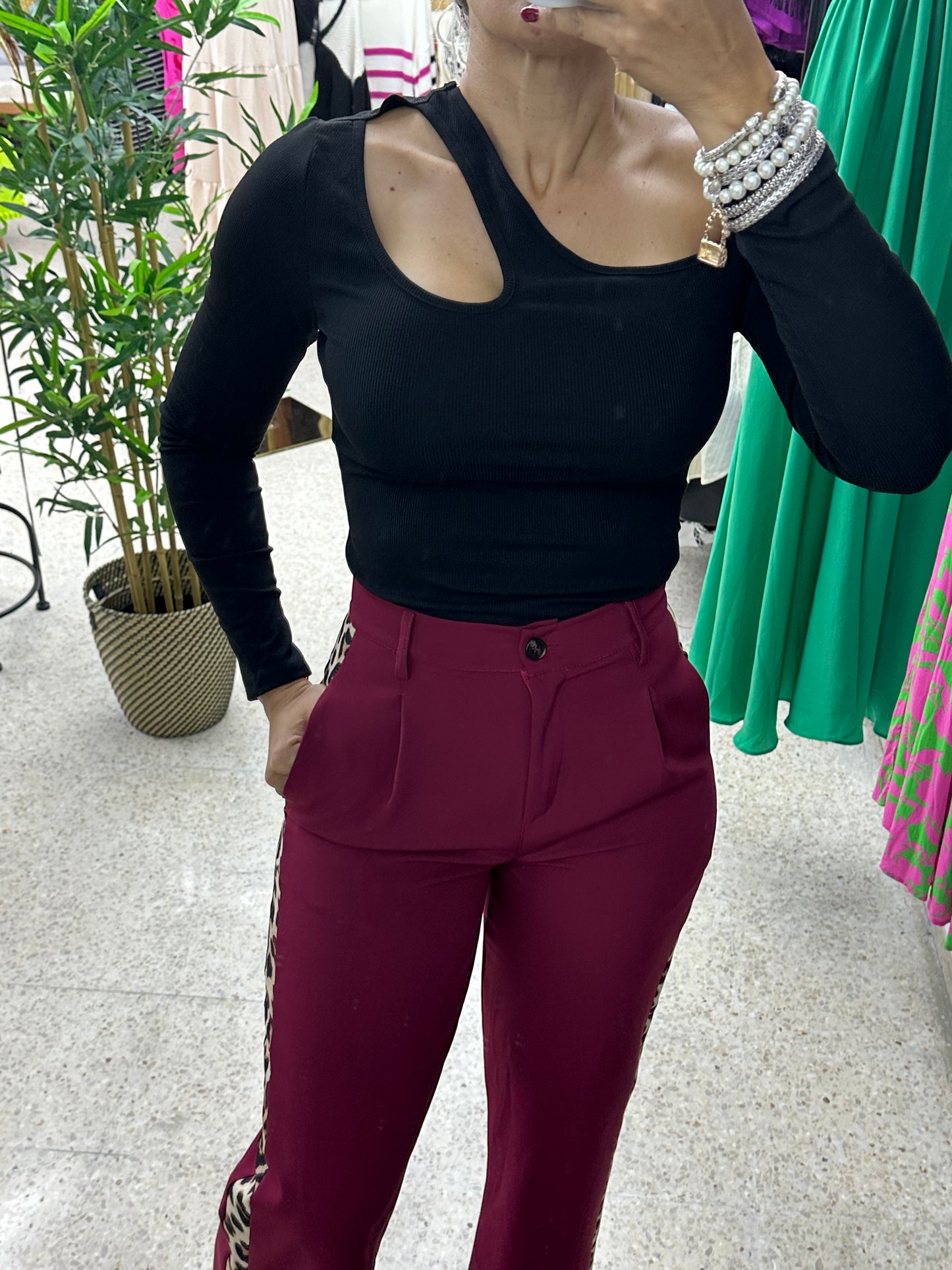 Pantalon color vino con detalles de animal print