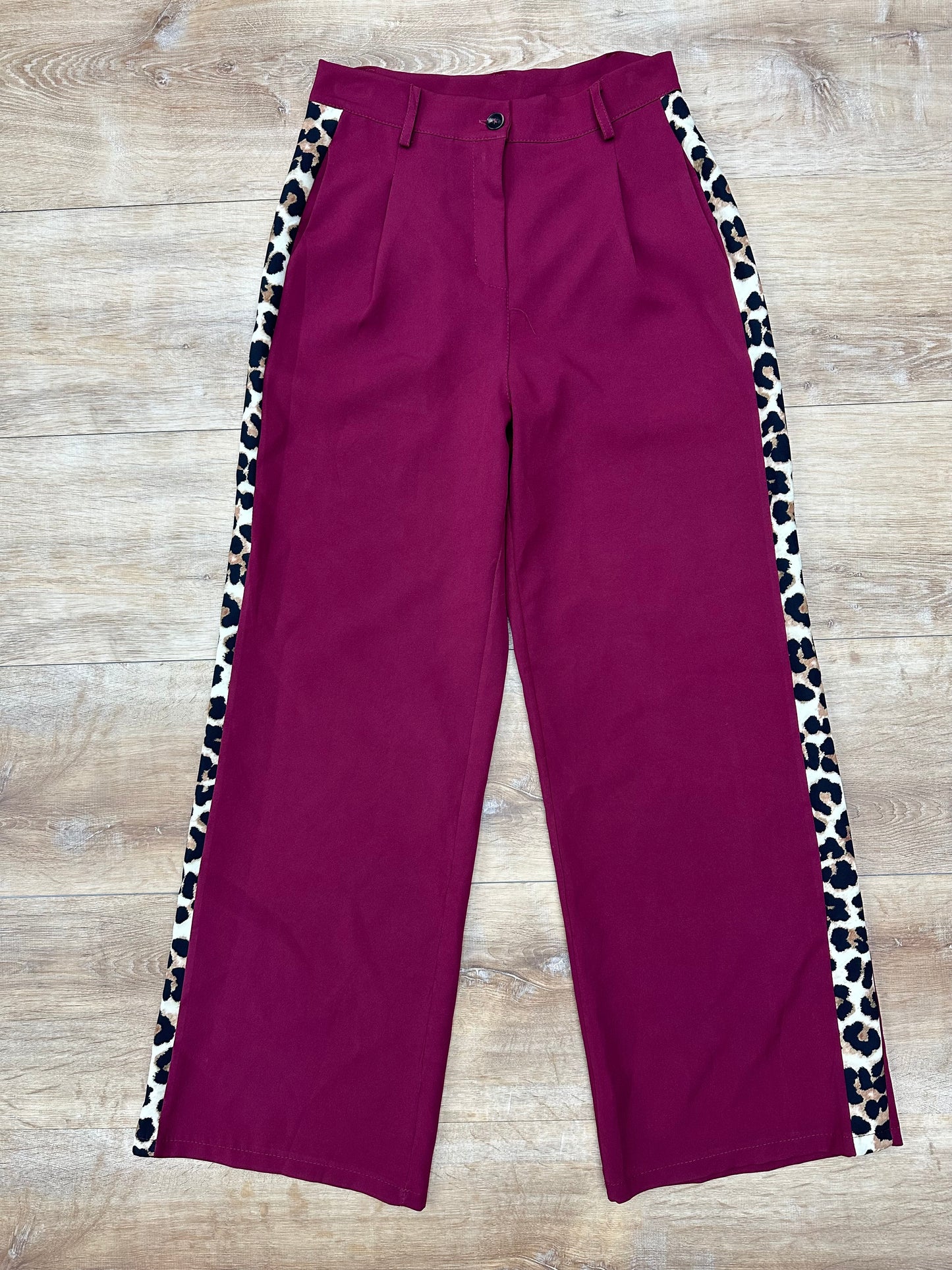 Pantalon color vino con detalles de animal print