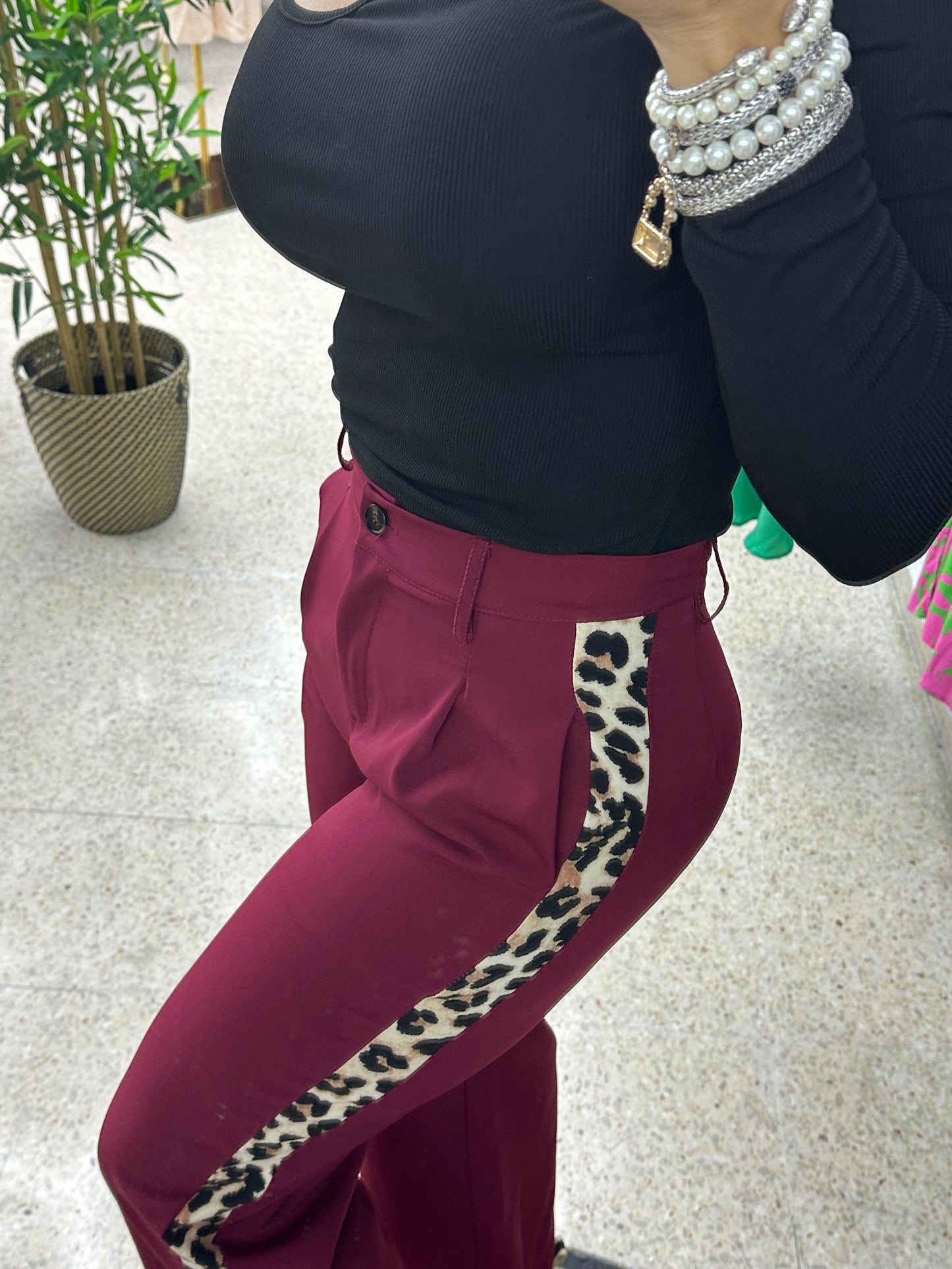 Pantalon color vino con detalles de animal print