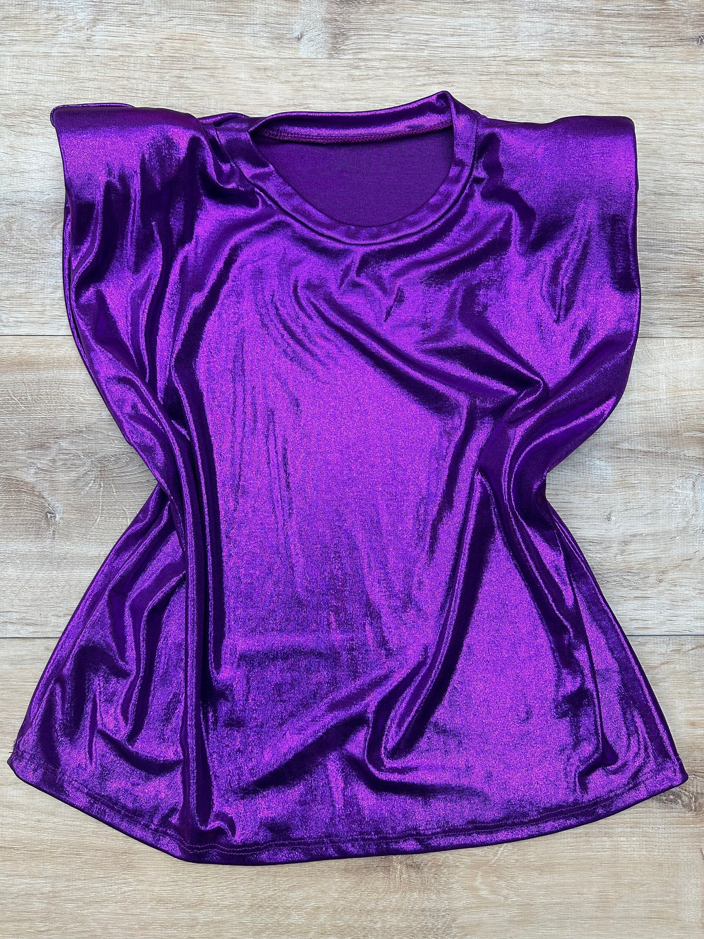 Blusa metálica violeta con hombros