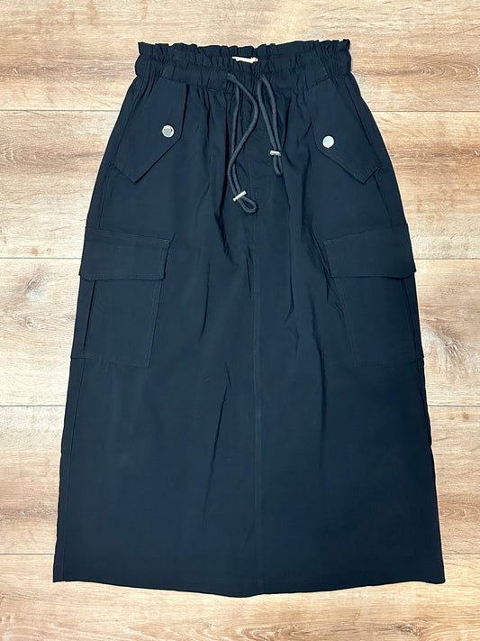 Falda negra con bolsillos