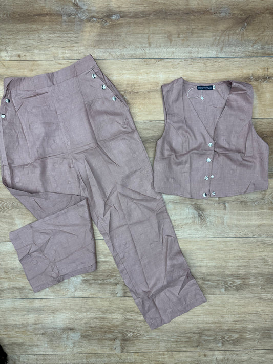 Conjunto en hilo de pantalón y chaleco color rosa guayaba