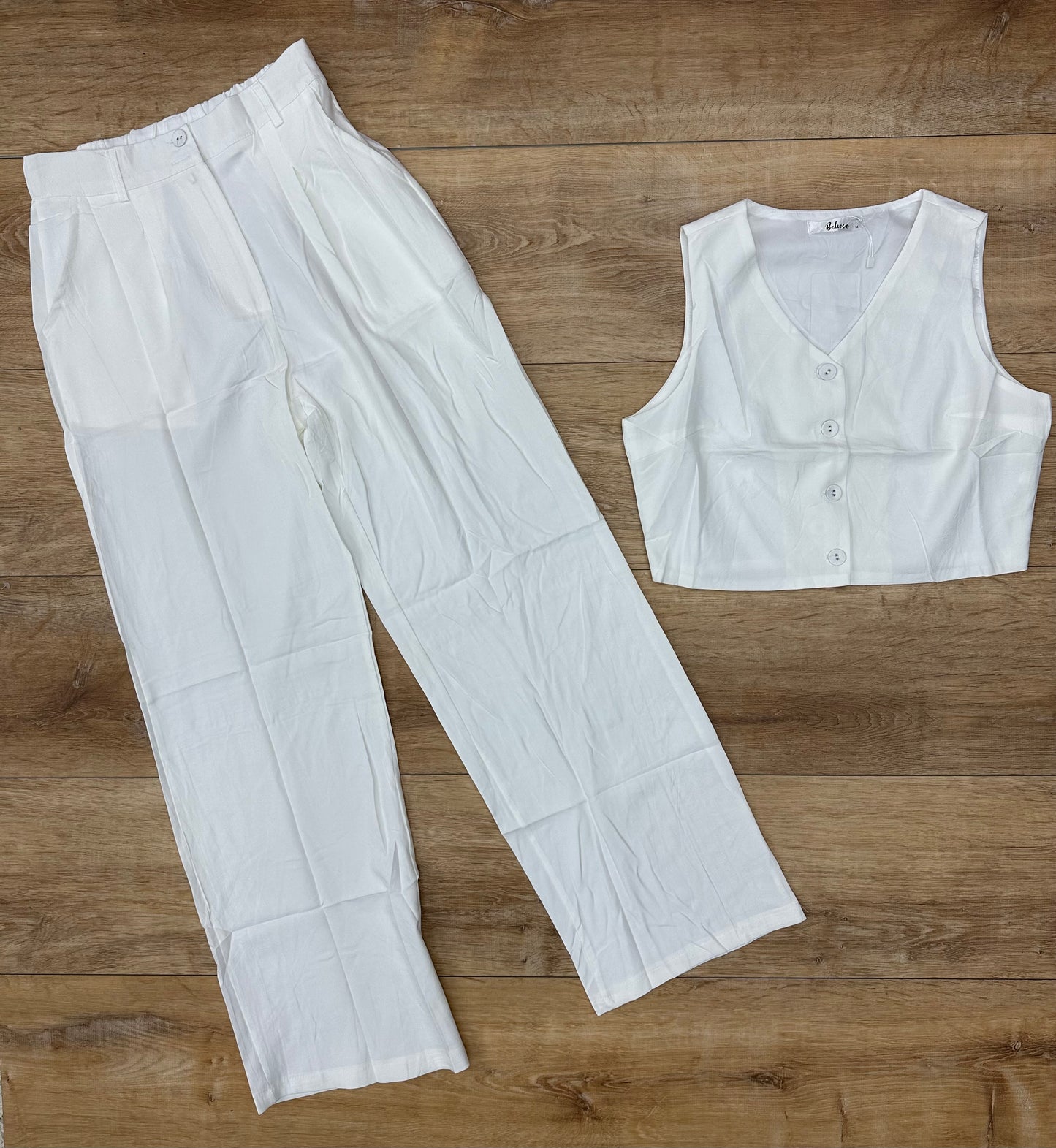 Set de pantalón y blusa sin mangas blanco, en hilo.