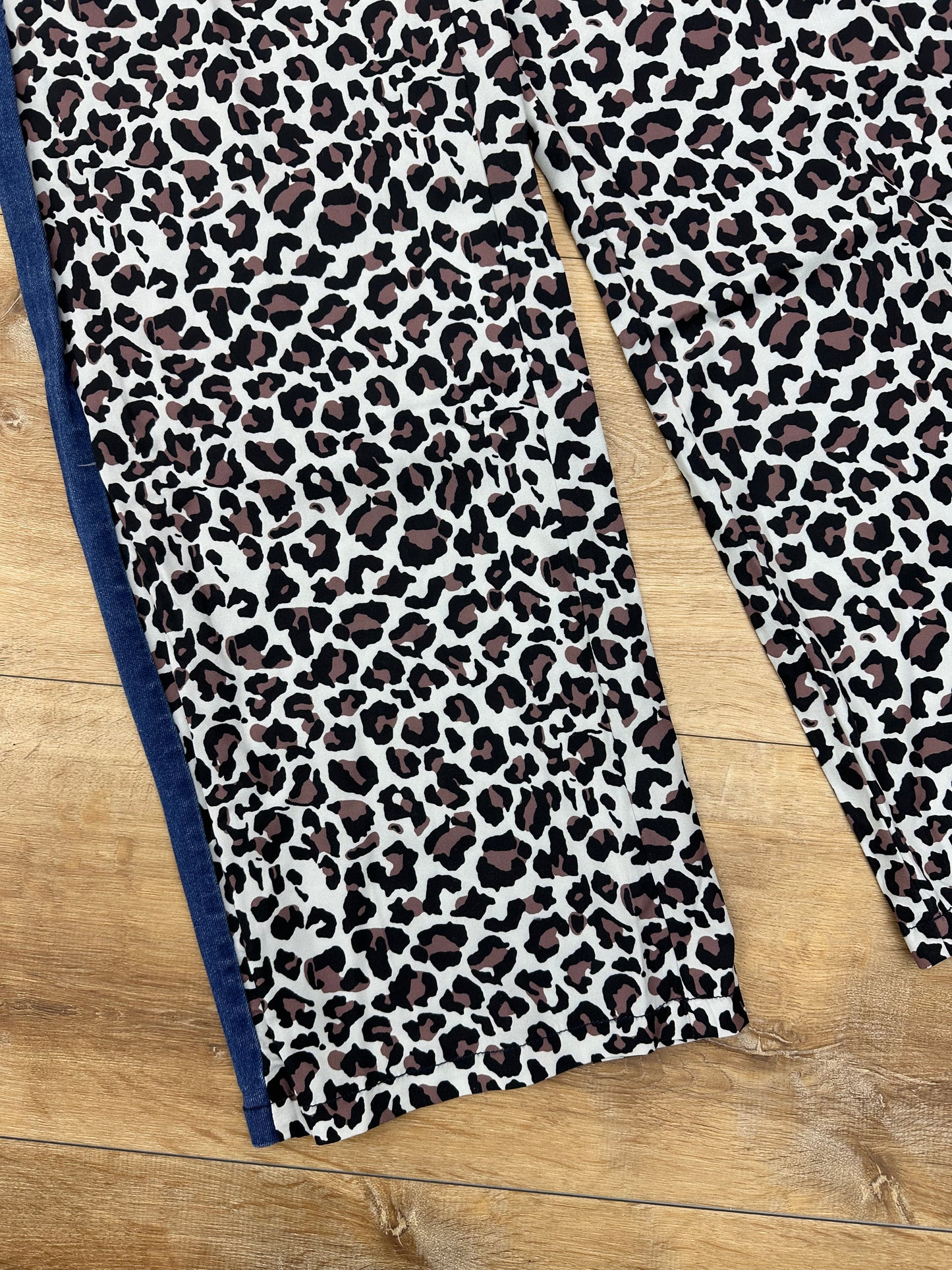 Pantalón animal print con detalles en denim