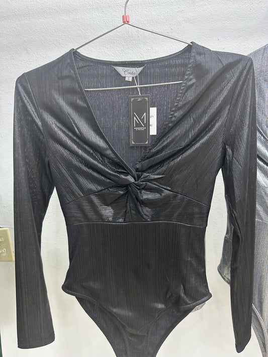 Bodysuit negro de mangas largas.