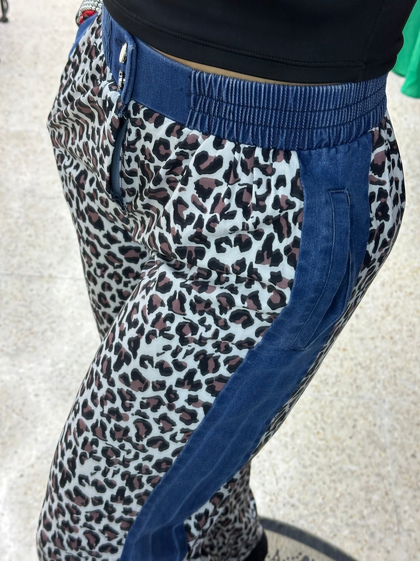 Pantalón animal print con detalles en denim