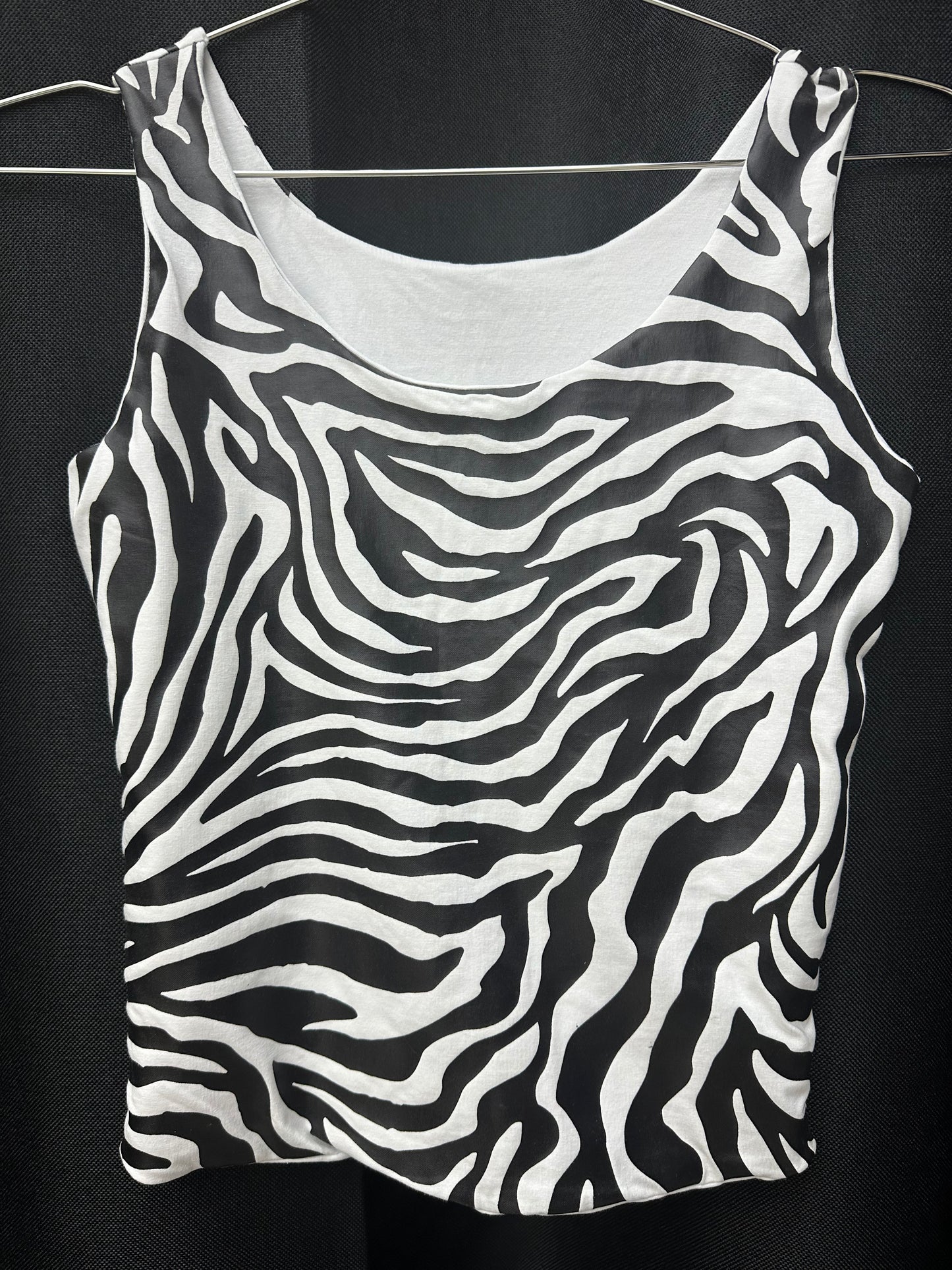 Top basic, simulando zebra blanca y negra, con detalles en piel.
