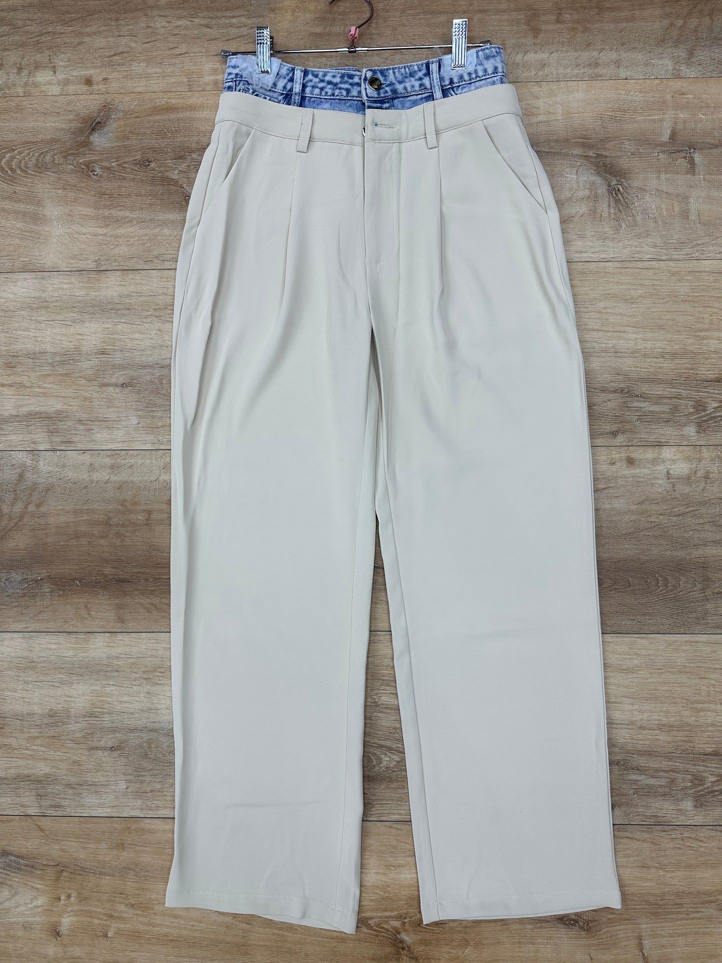 Pantalón de vestir color crema, con detalles en denim