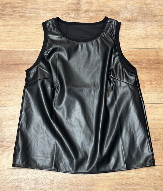 Top basic de cuero negra