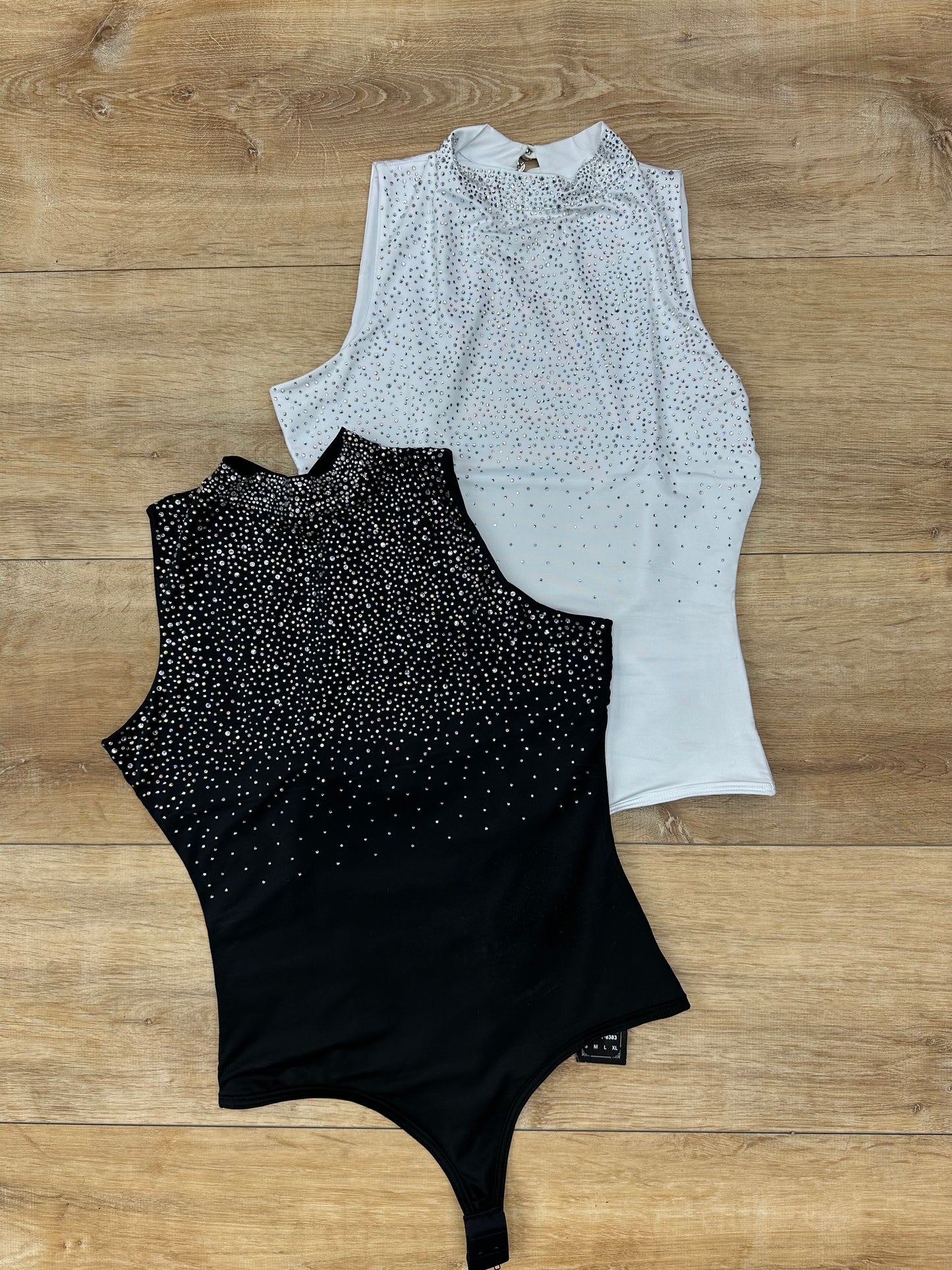 Bodysuit blanco con rhinestone plateado