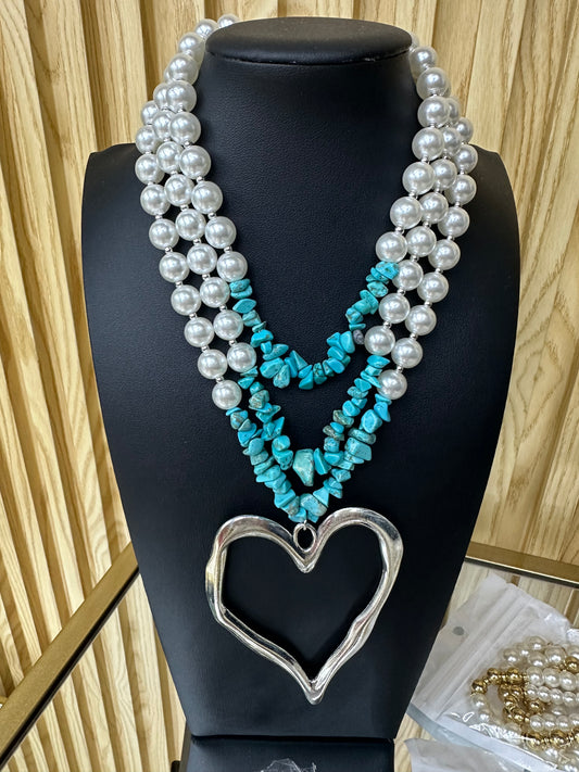 Collar de perlas con piedras.