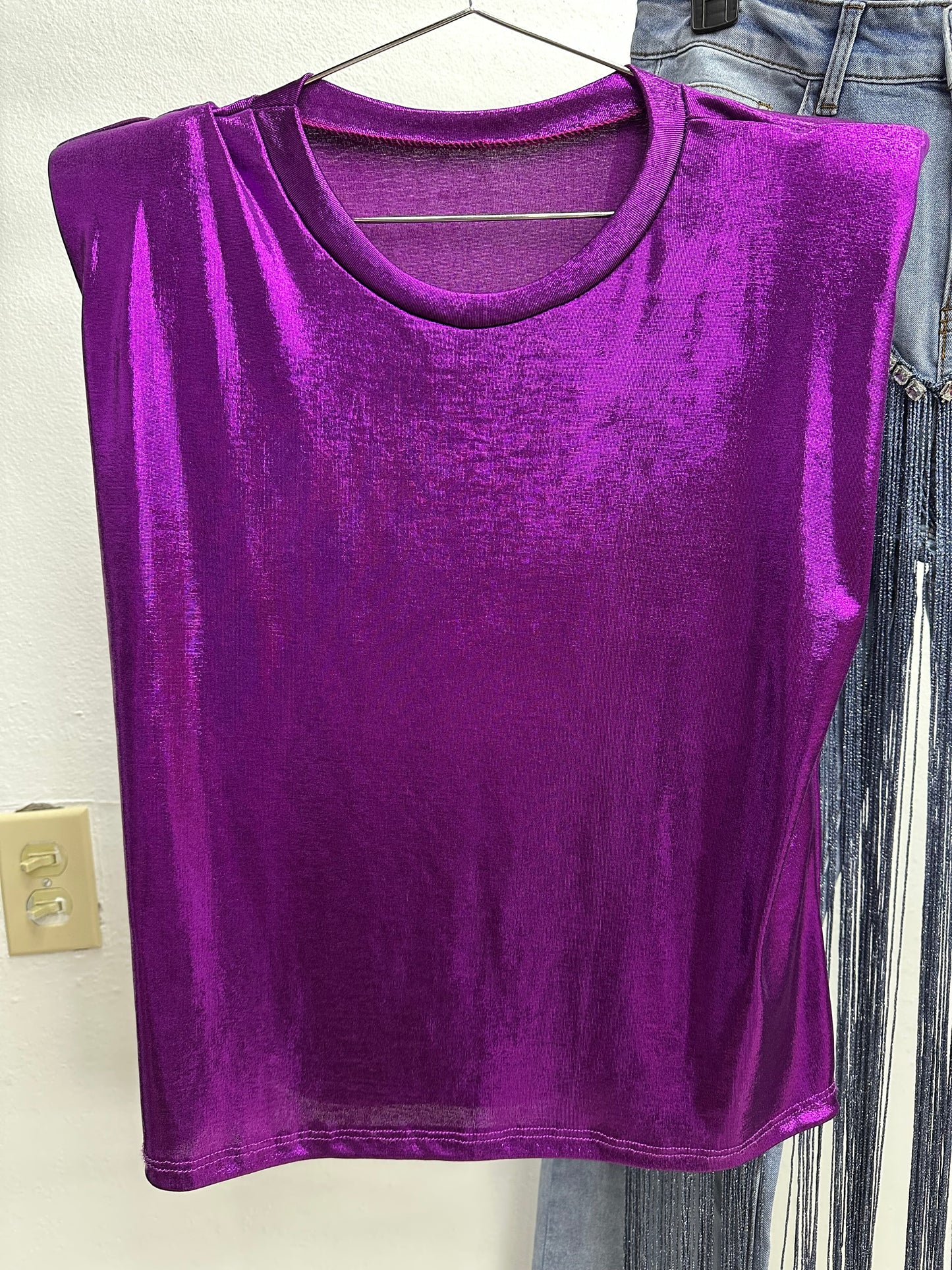 Blusa metálica violeta con hombros