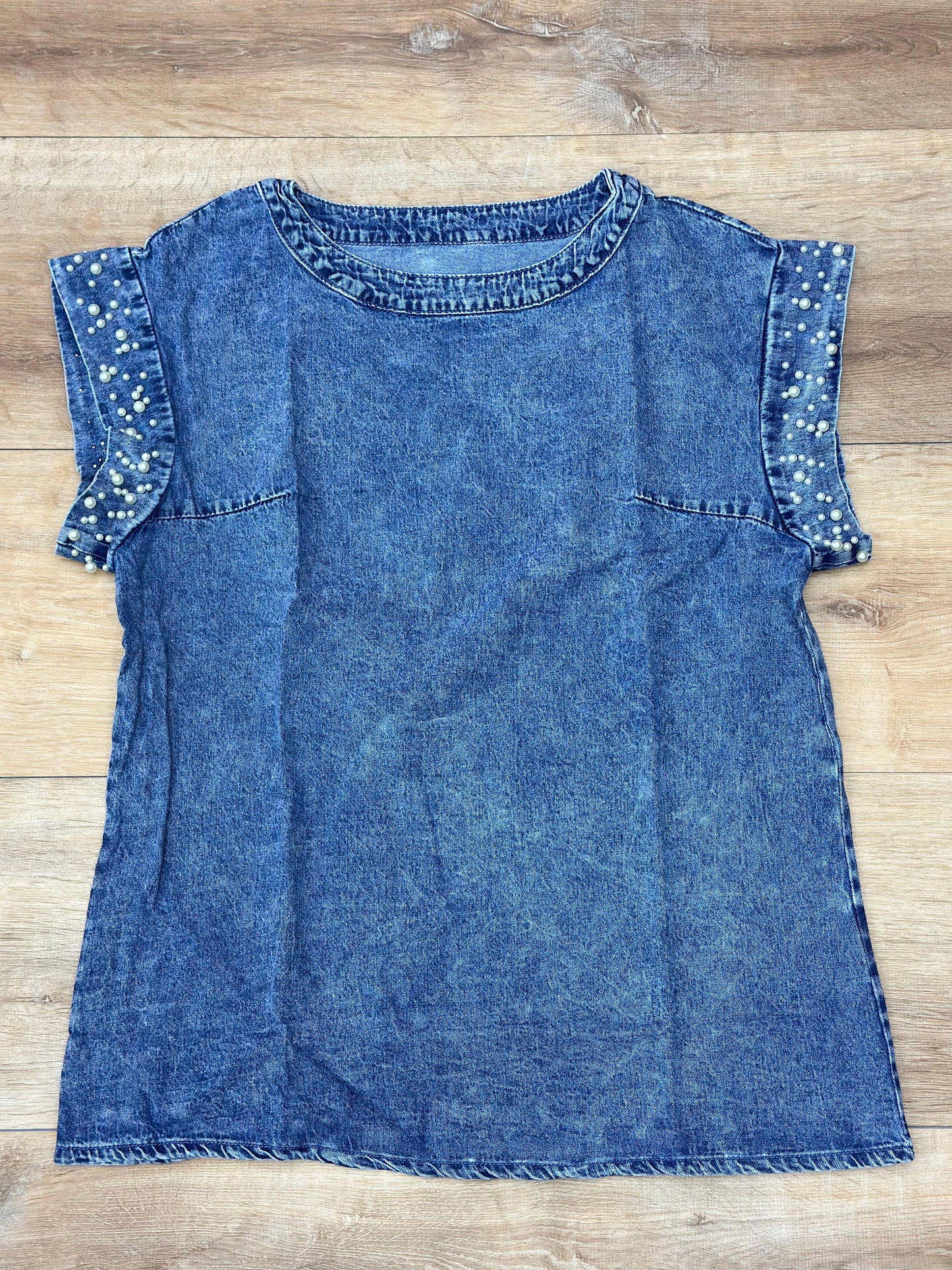 Blusa denim de vestir con perlas en sus mangas.