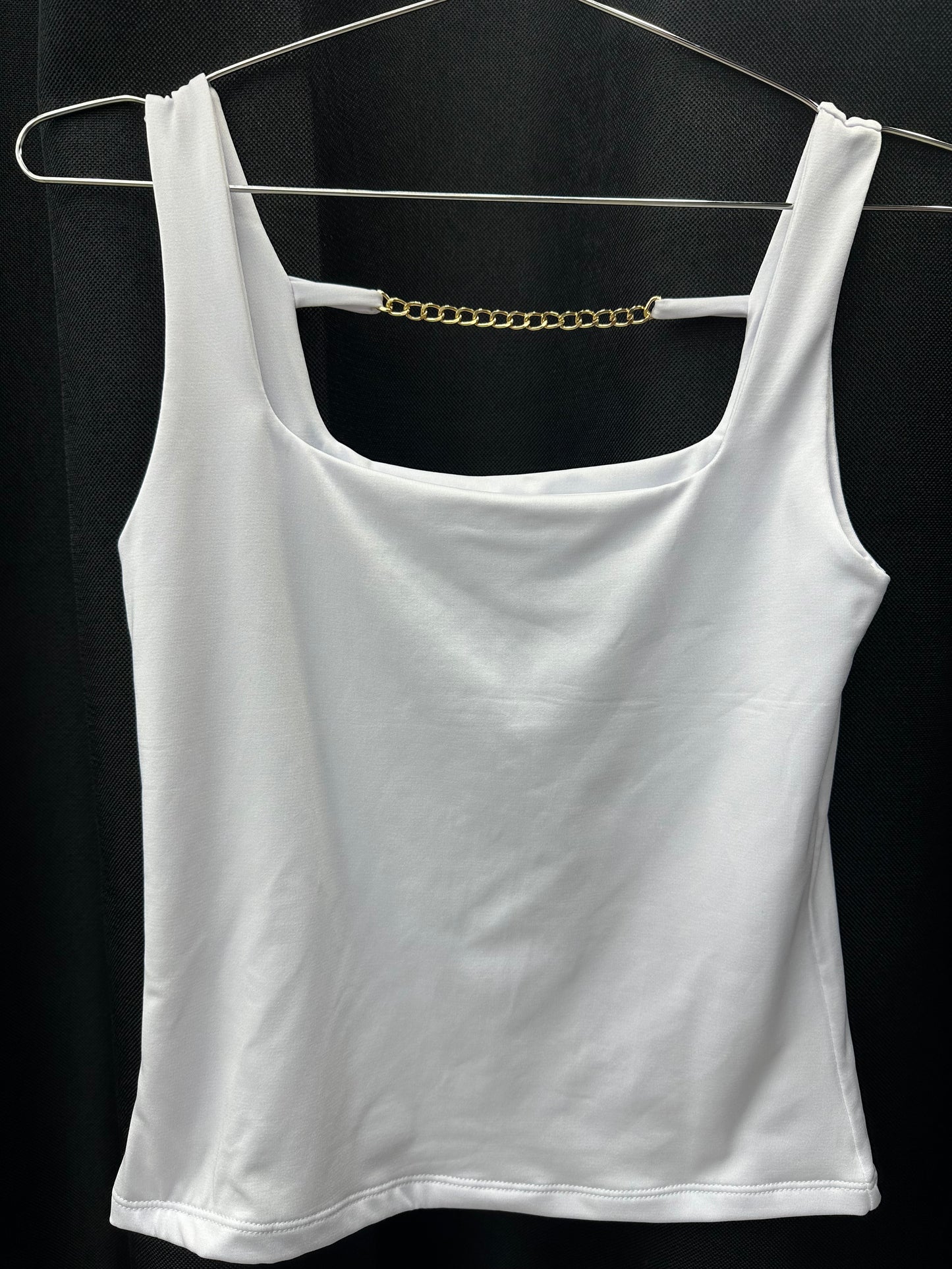 Top basic de vestir, sin mangas, color blanca.