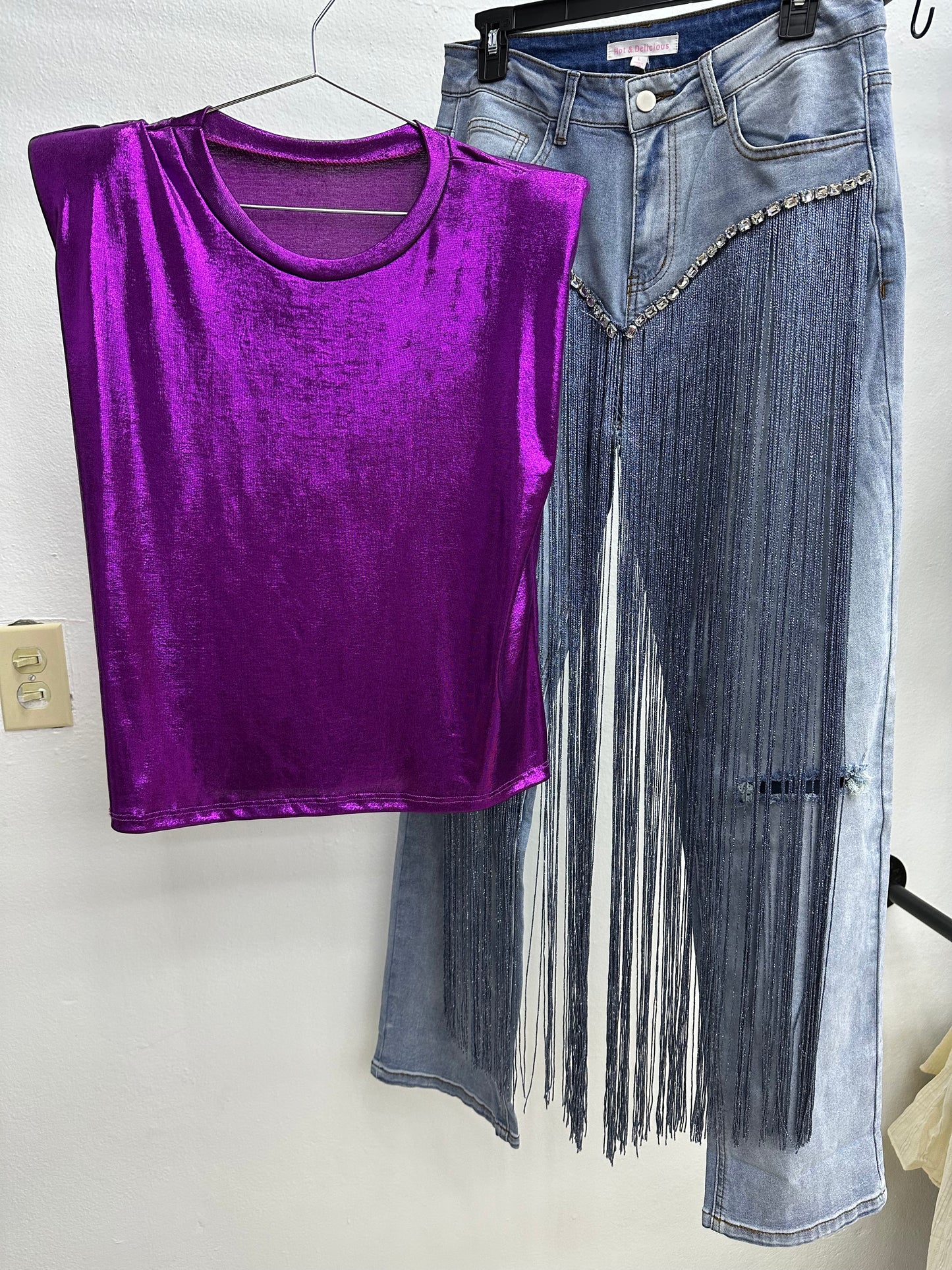 Blusa metálica violeta con hombros