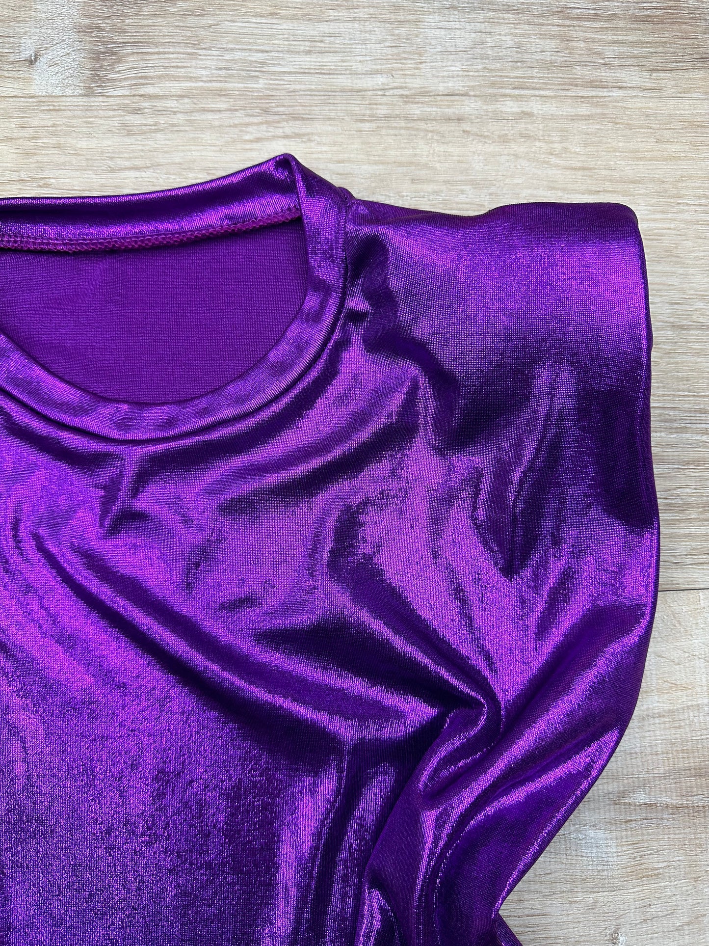 Blusa metálica violeta con hombros