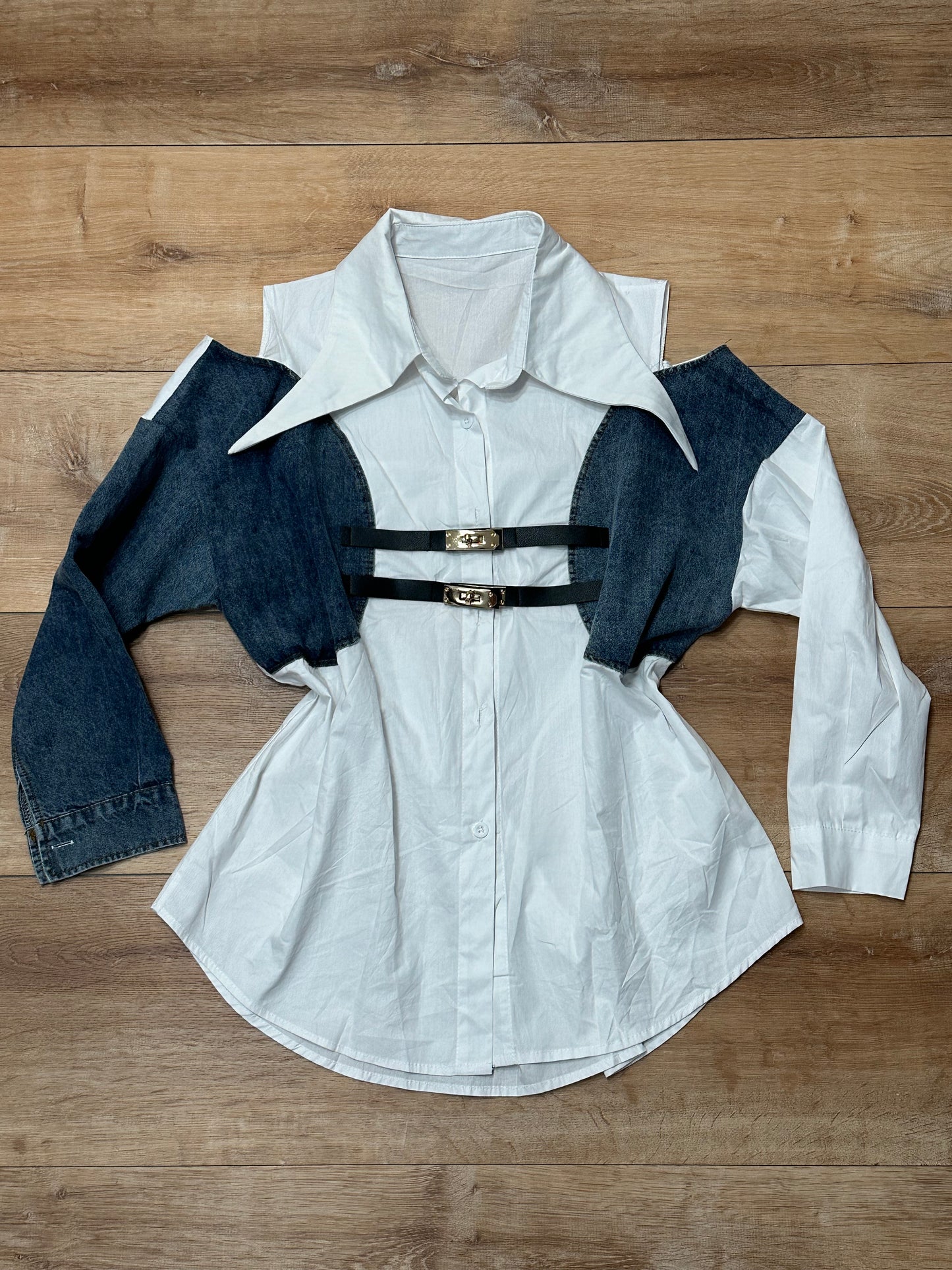 Blusa blanca, con detalles denim