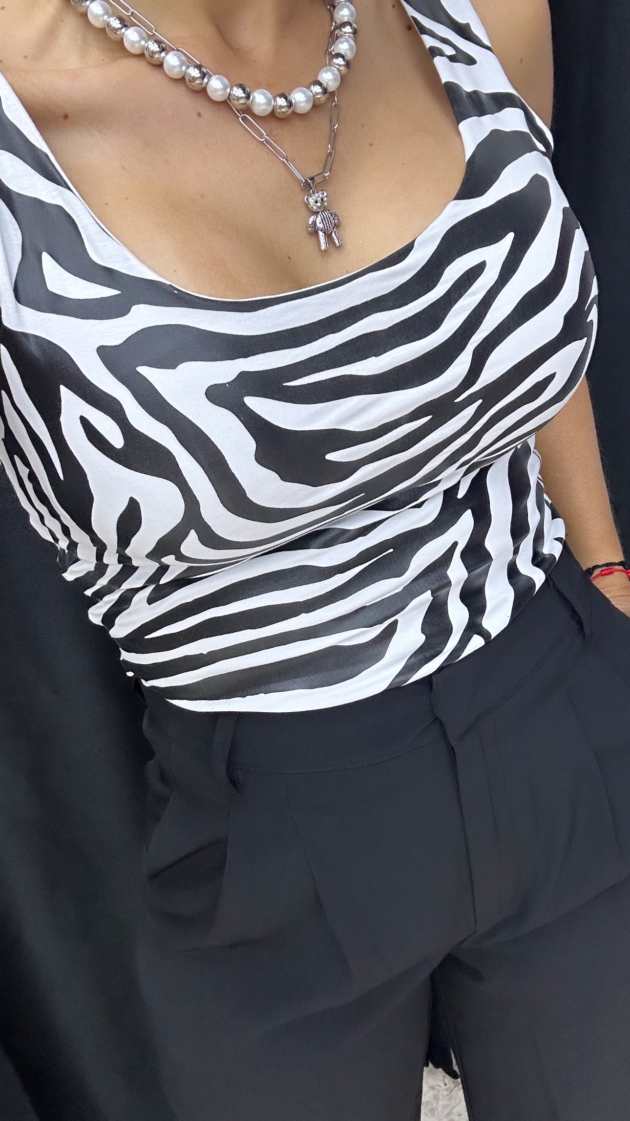Top basic, simulando zebra blanca y negra, con detalles en piel.
