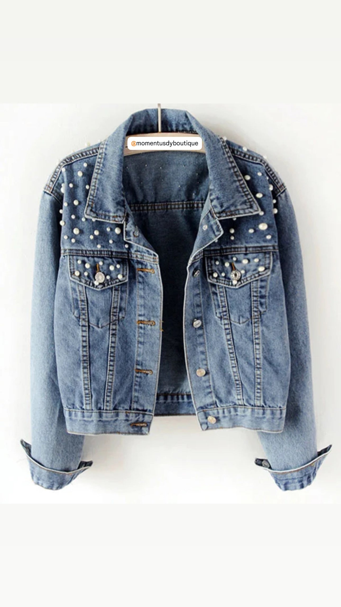 Chaqueta denim con detalles perlados.