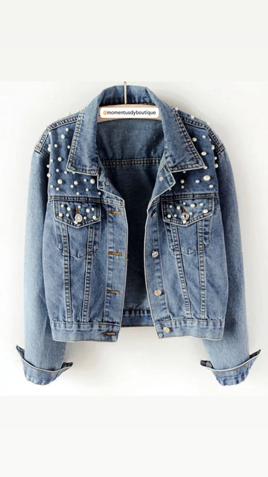 Chaqueta denim con detalles perlados.