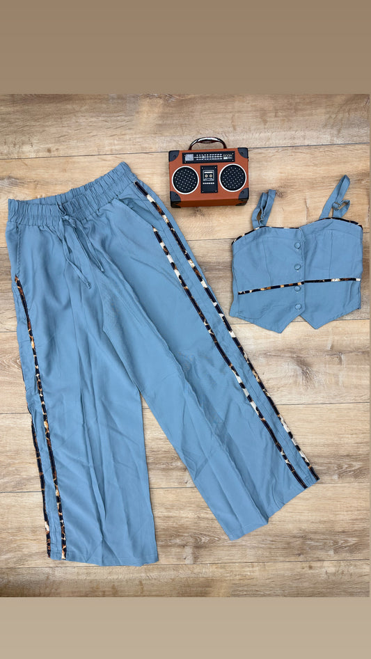 Set de manguilla y Pantalon color azul verdoso.