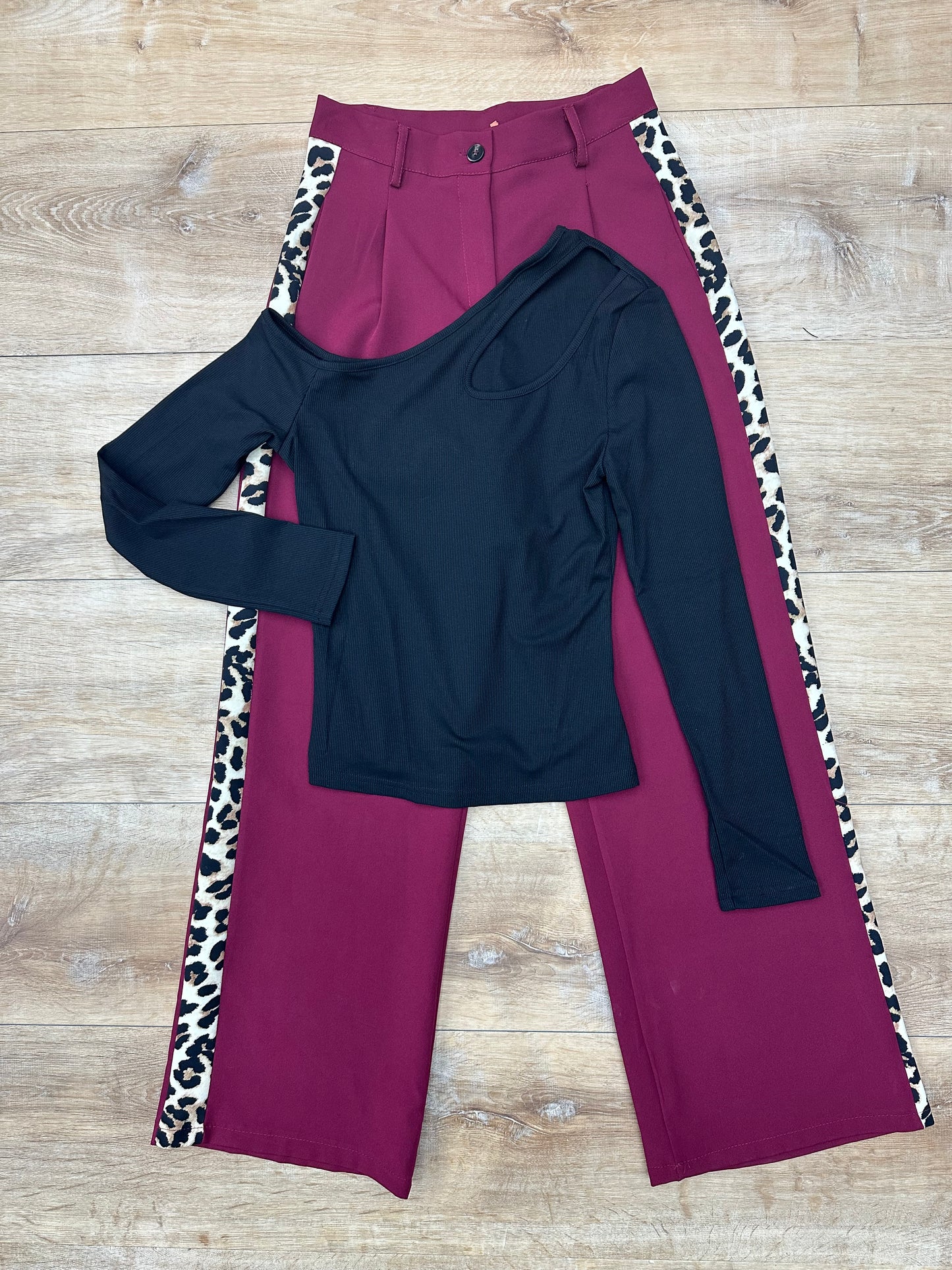 Pantalon color vino con detalles de animal print