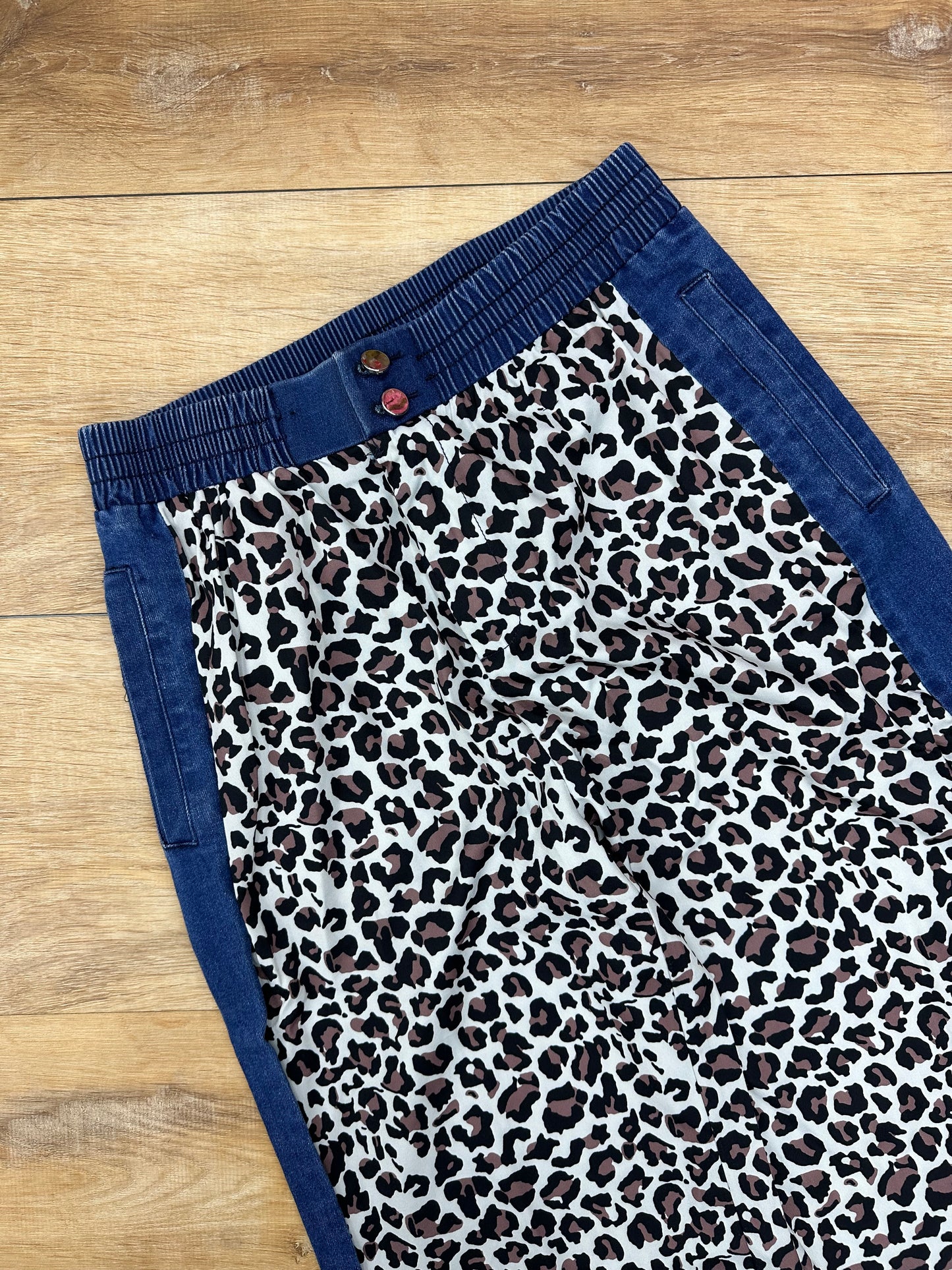 Pantalón animal print con detalles en denim