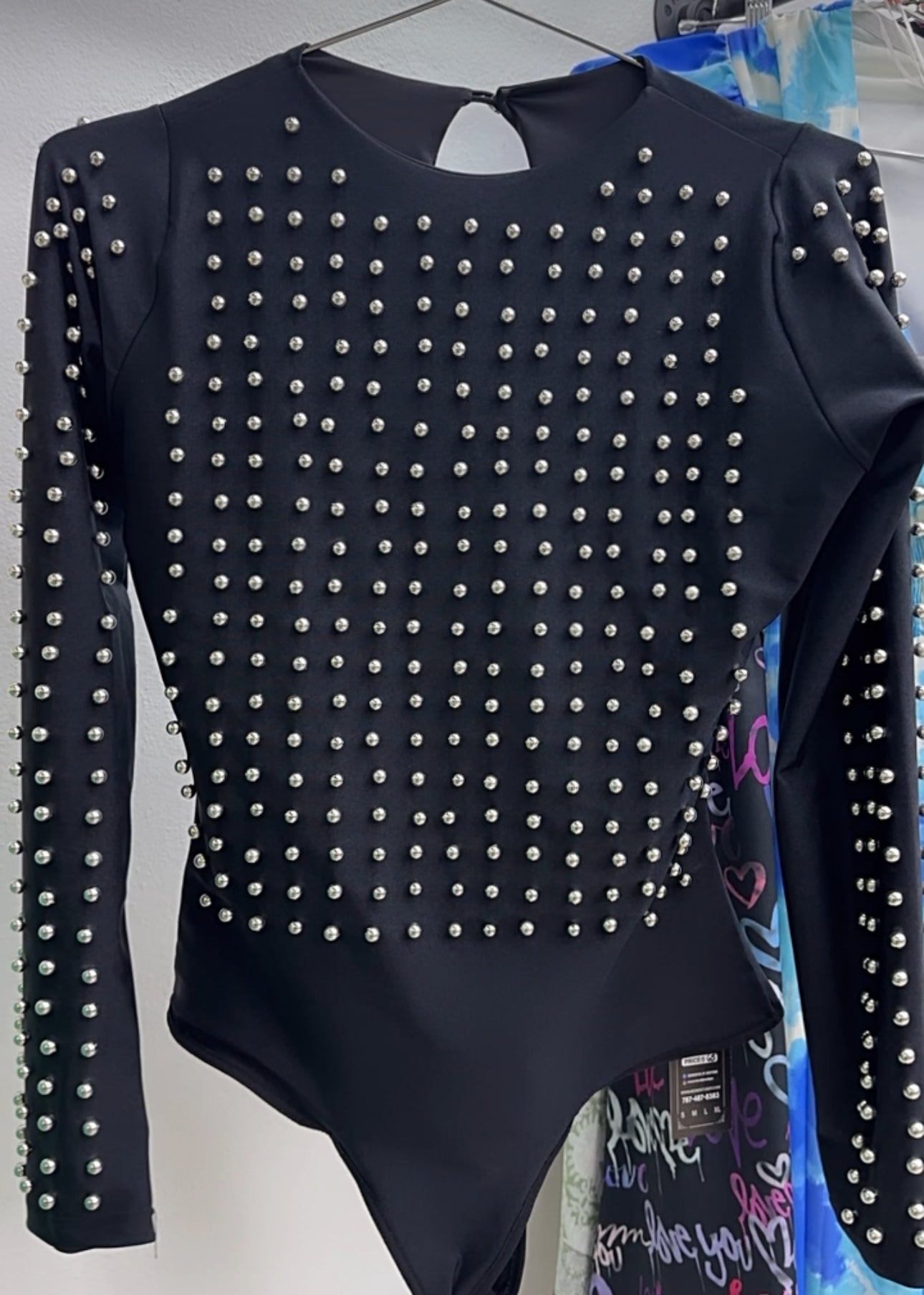 Bodysuit negro con detalles plateado.